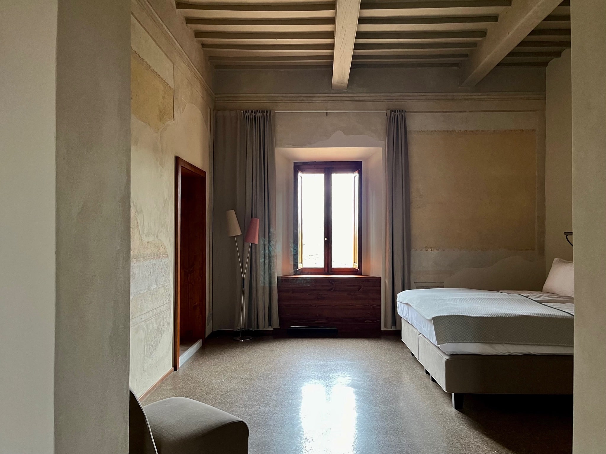 Schlafzimmer im ehemaligen Palazzo mit großem Fenster