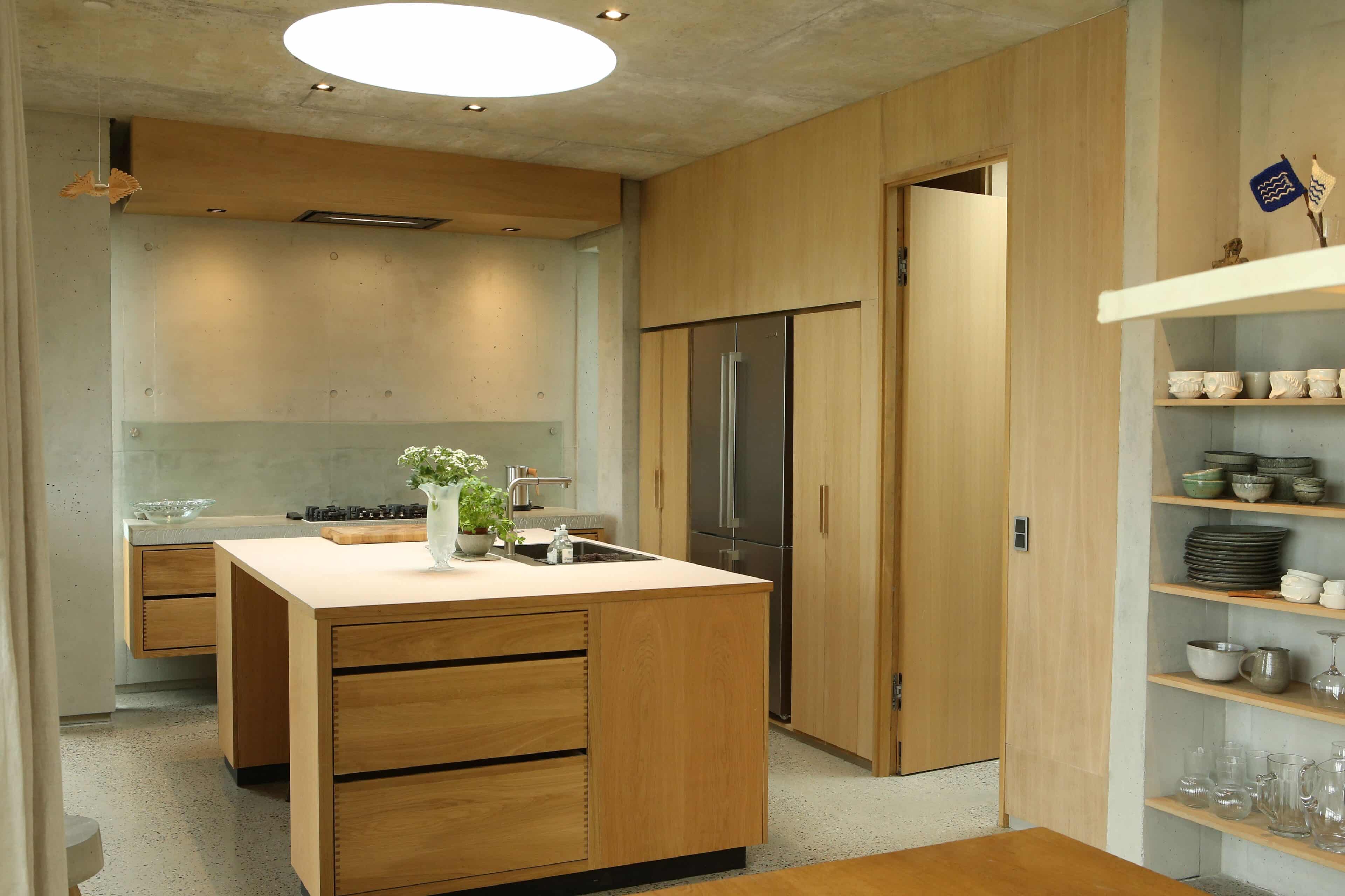 Küche mit Arbeitsblock aus Holz