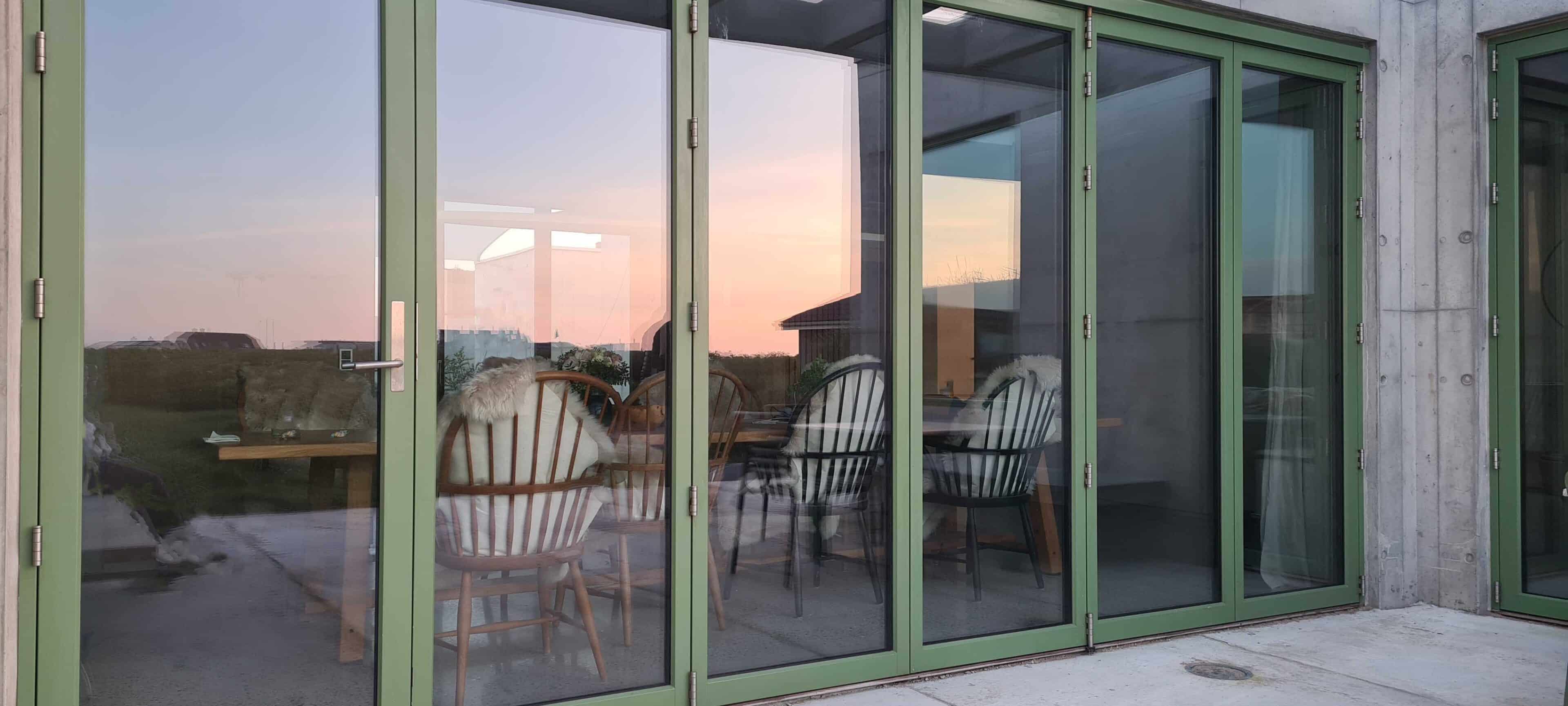 Blick von der Terrasse in den Wohnraum