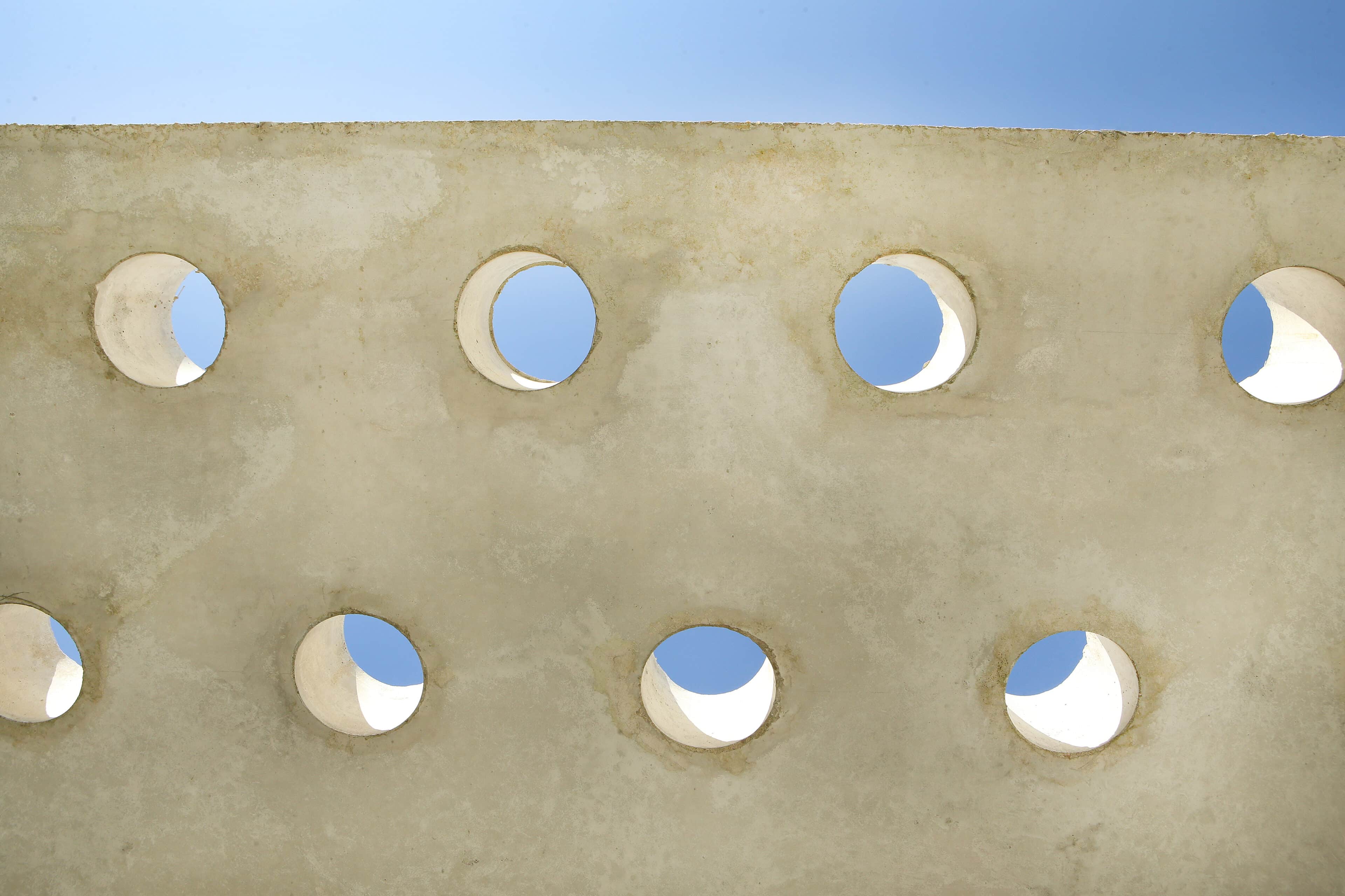 Betonmauer mit Durchblick-Löchern