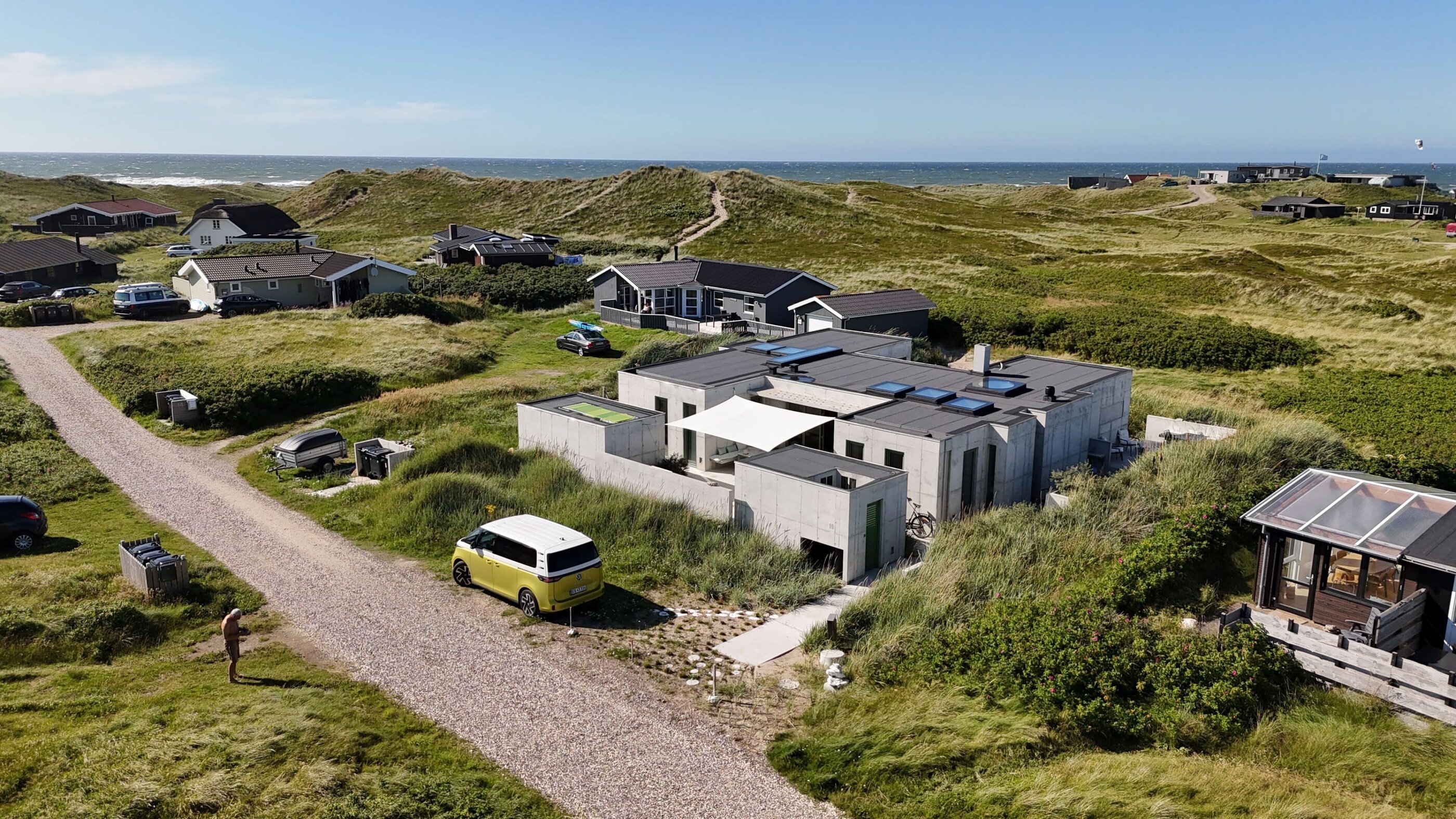 Vogelperspektive auf Ferienhaus und Siedlung mit Meer