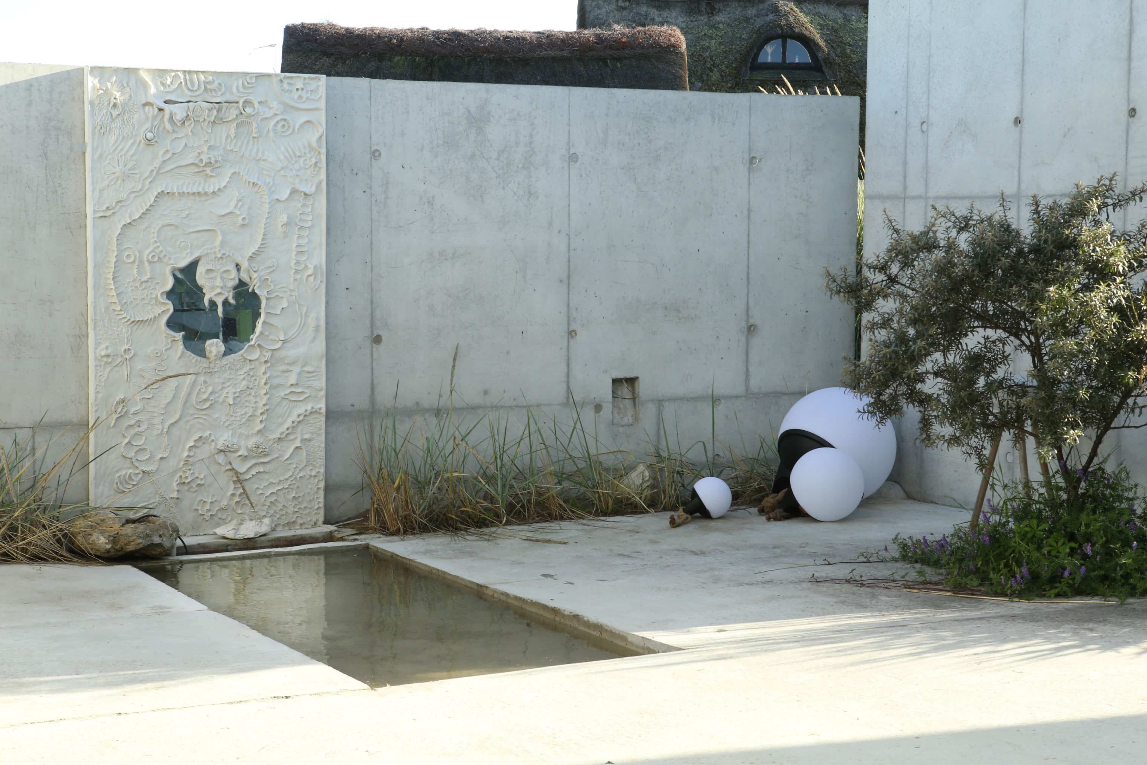 Künstlerischer Brunnen auf der Terrasse