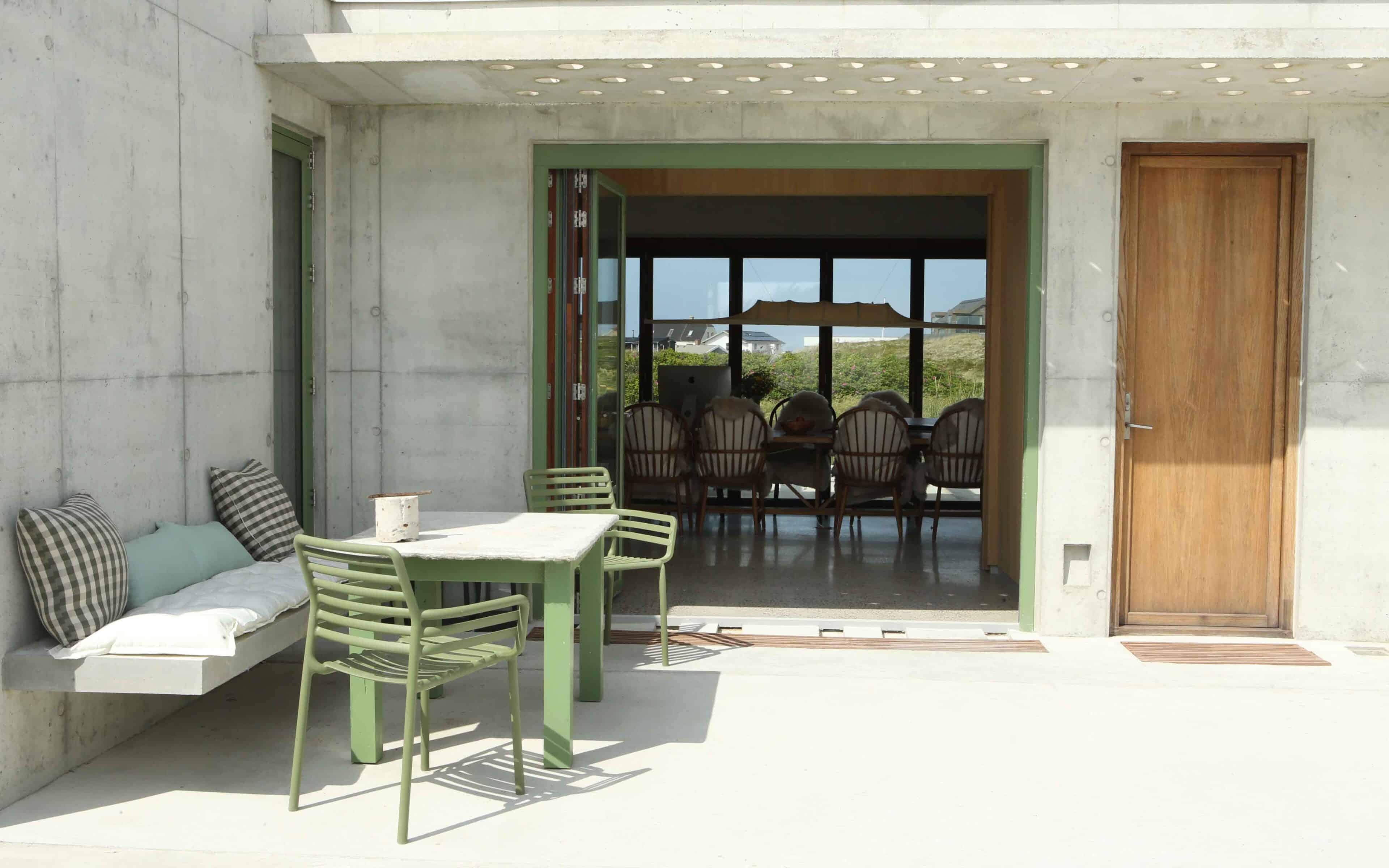 Moderne Terrasse mit Sonnenplatz