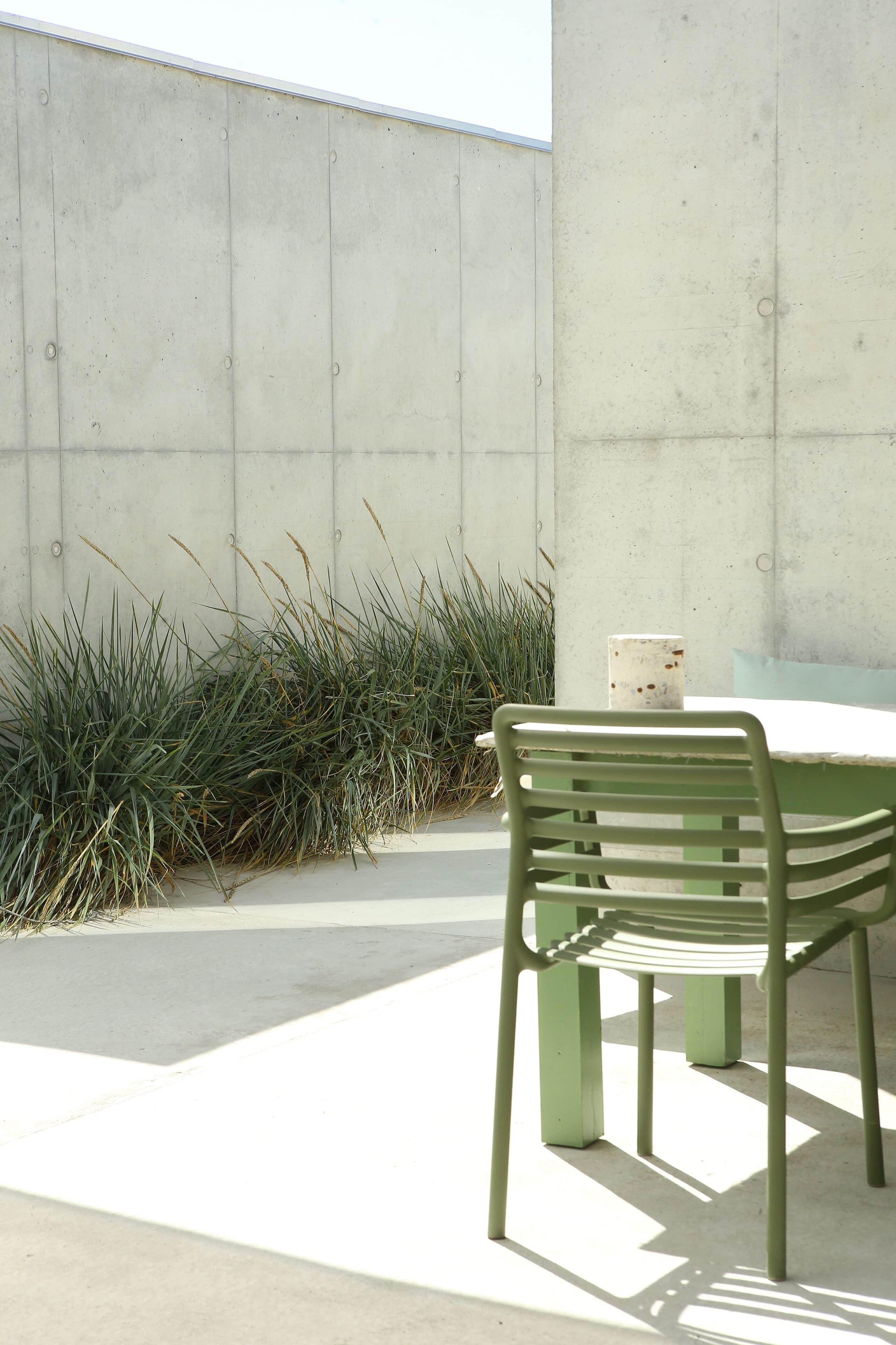 Moderne Terrasse mit Sonnenplatz