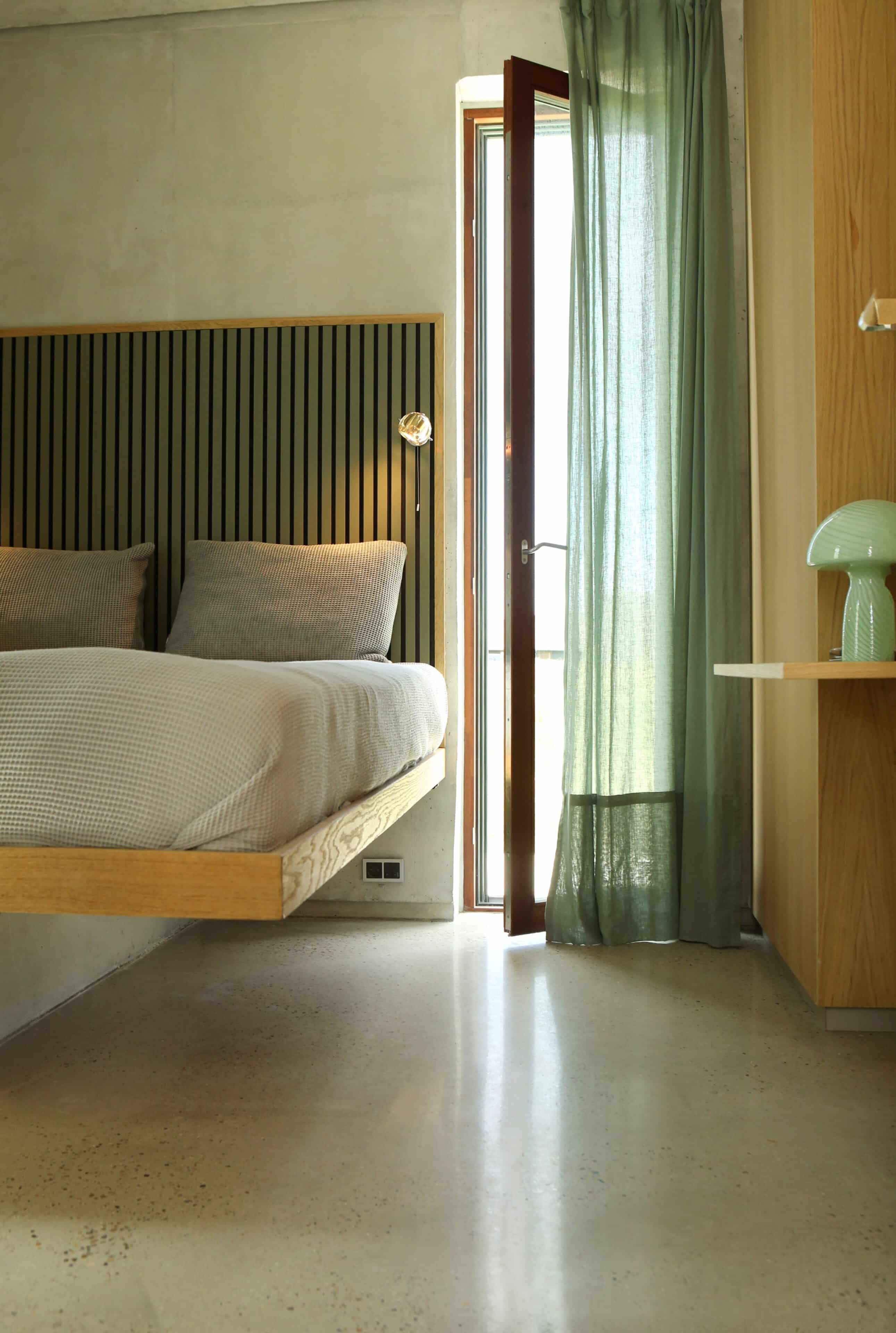 Schlafzimmer mit Doppelbett und Anrichte