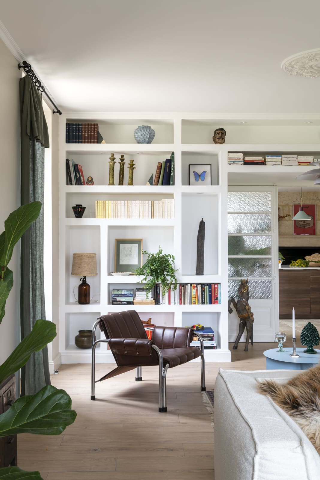 Wohnzimmer mit Regal, Sessel