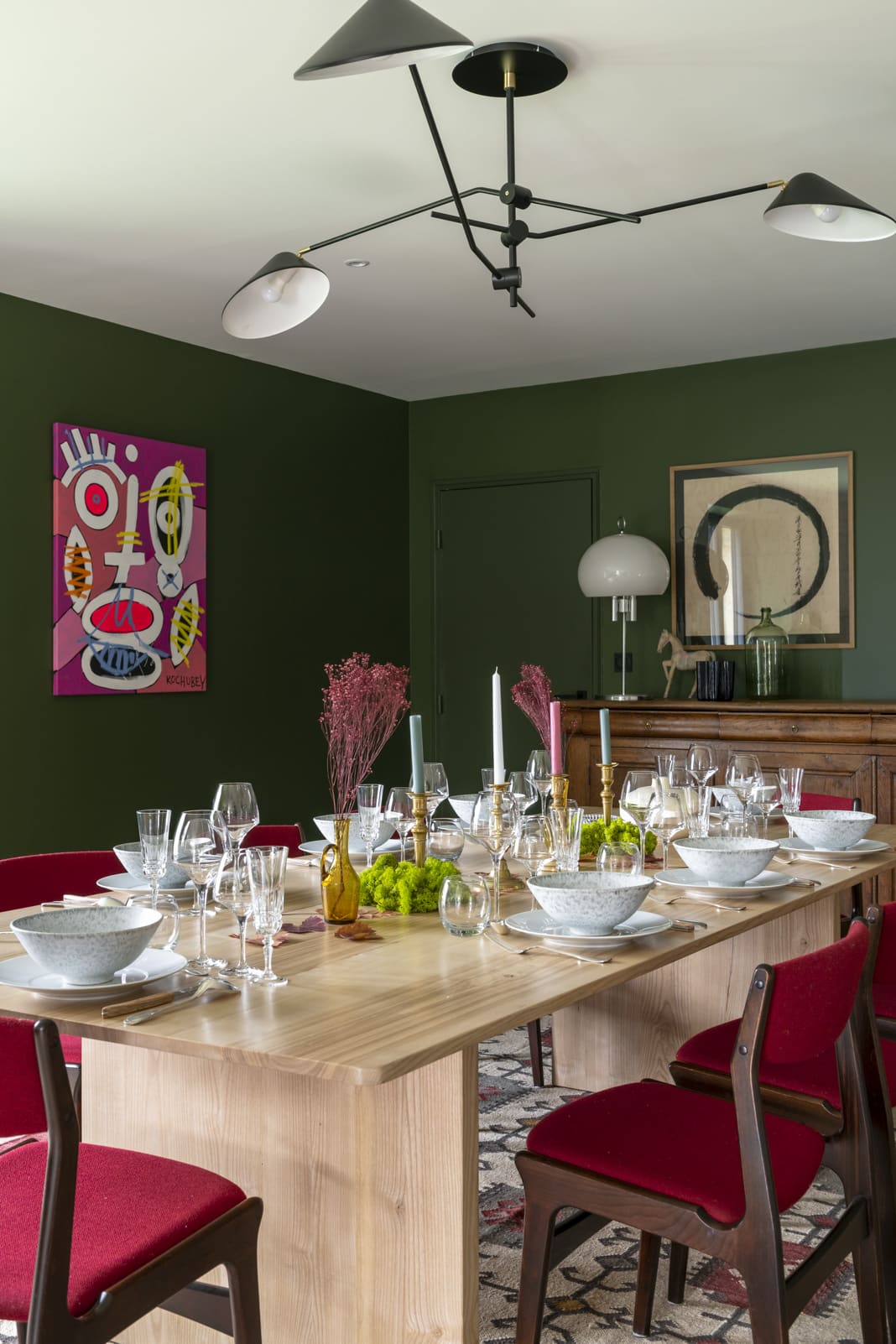 Grosser gedeckter Esstisch