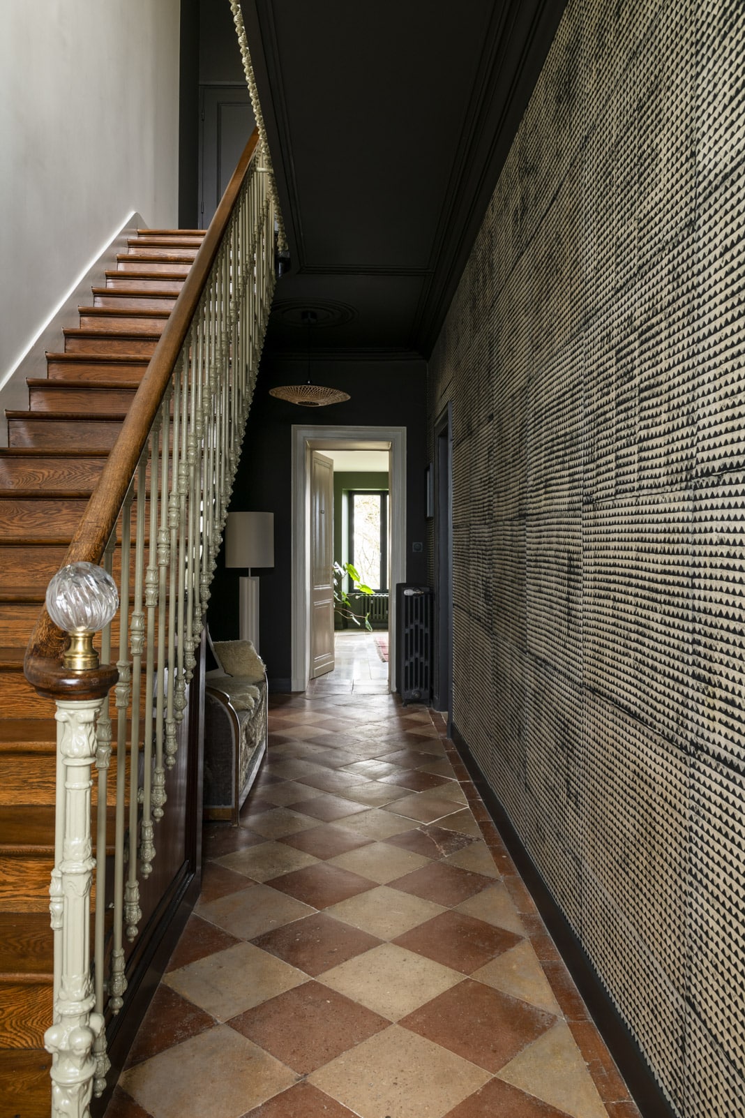 Eingangshalle mit antiken Fliesen und Treppe