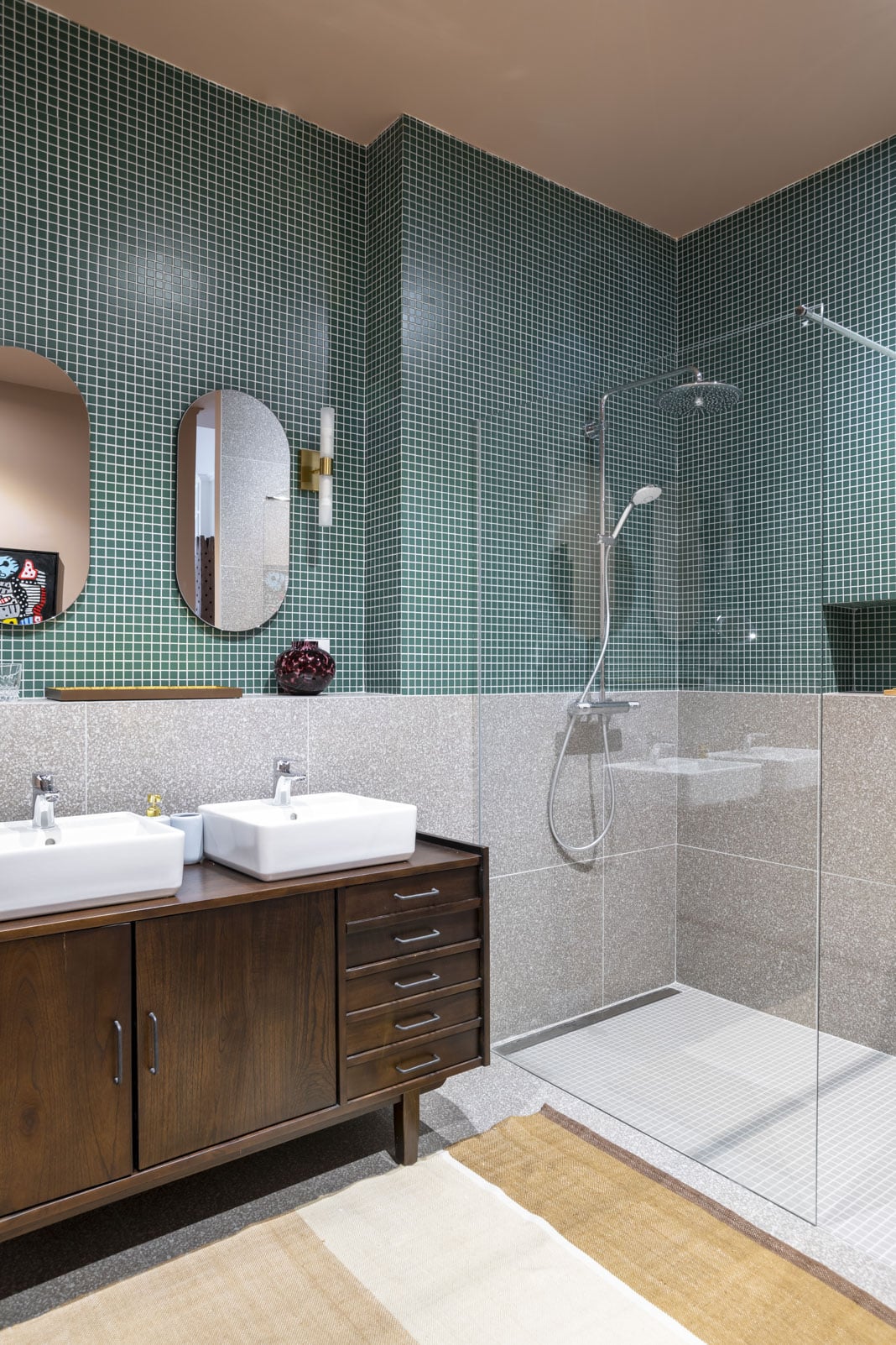 Badezimmer mit grünen Fliesen, Dusche und Waschbecken