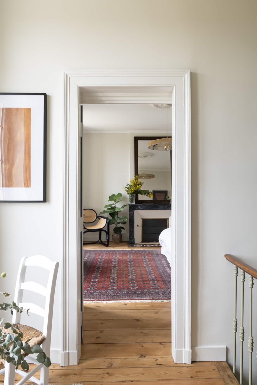 Blick durch Türrahmen in Wohnzimmer