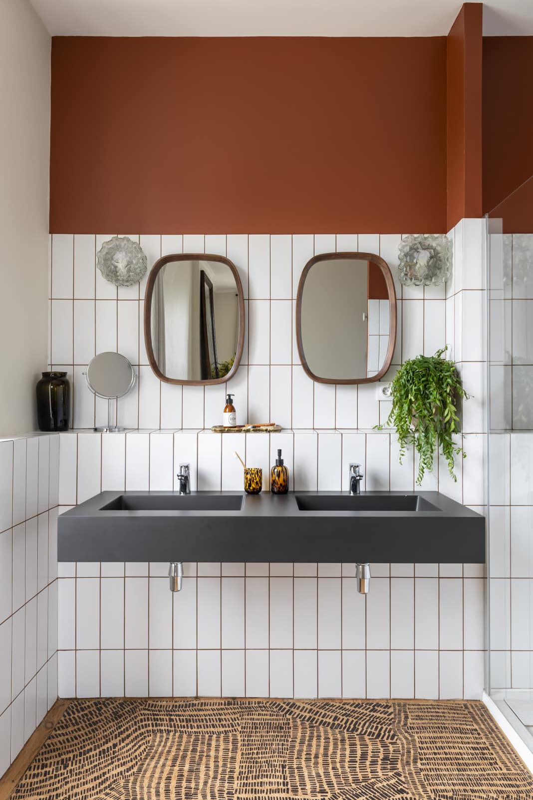 Badezimmer mit zwei Waschbecken und Spiegeln