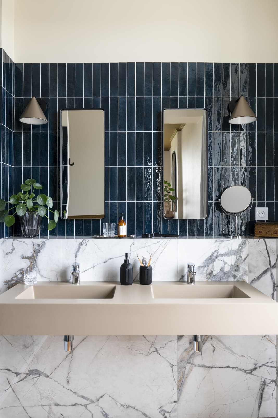 Badezimmer mit zwei Waschbecken, Marmor und dunkelgrüne Fliesen