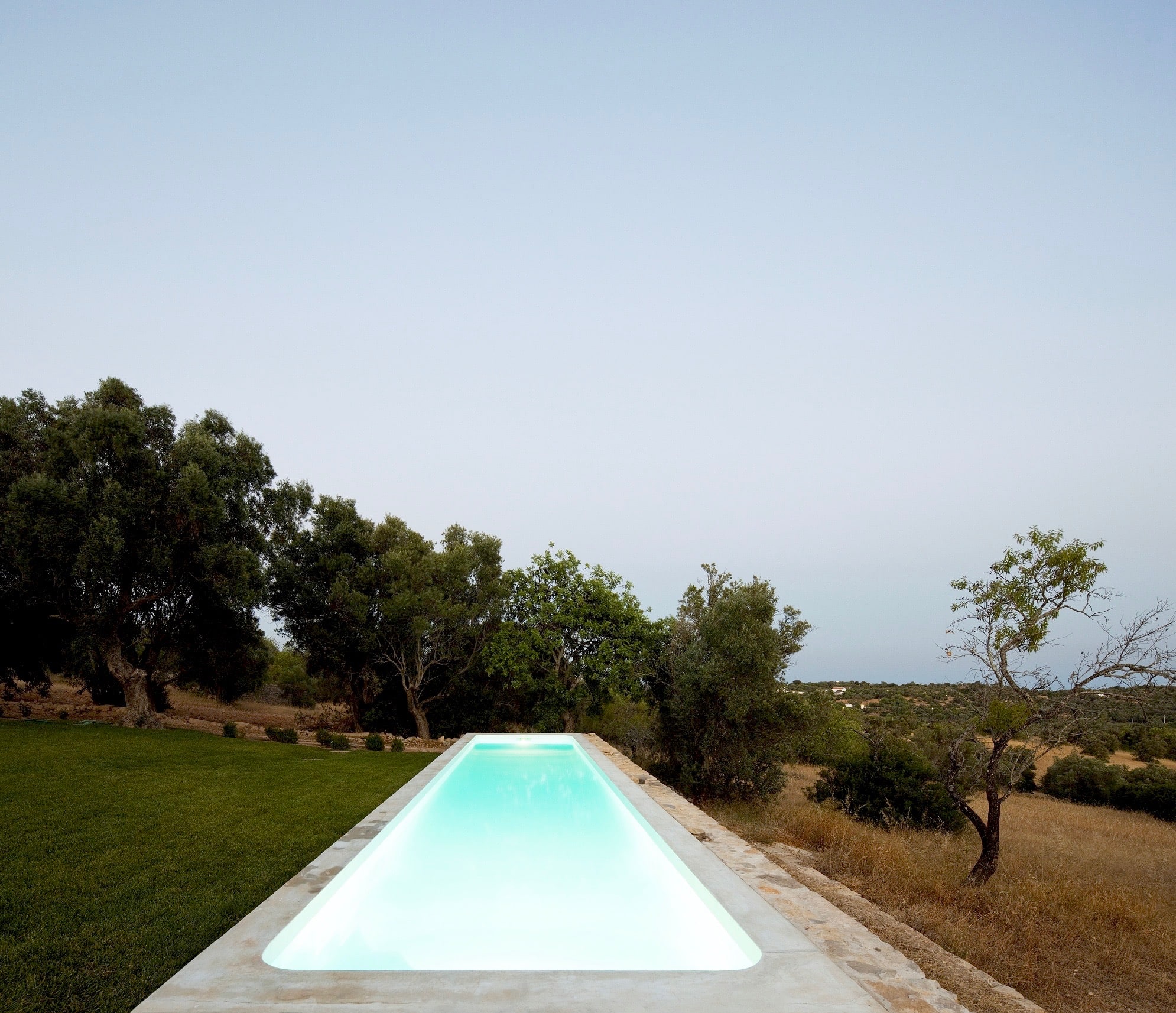 Beleuchteter Pool in der Landschaft