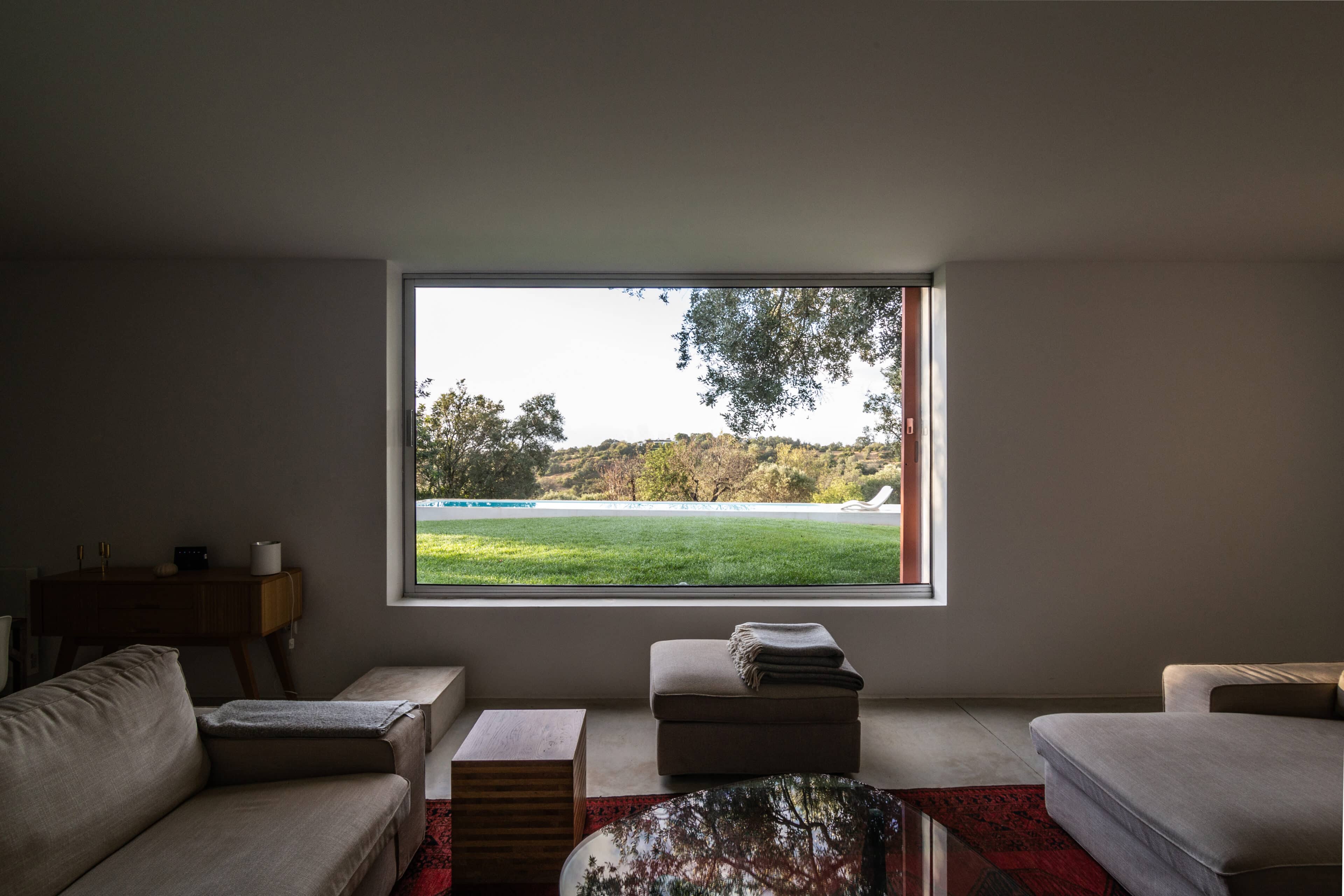 Blick aus dem Wohnraum auf den Garten