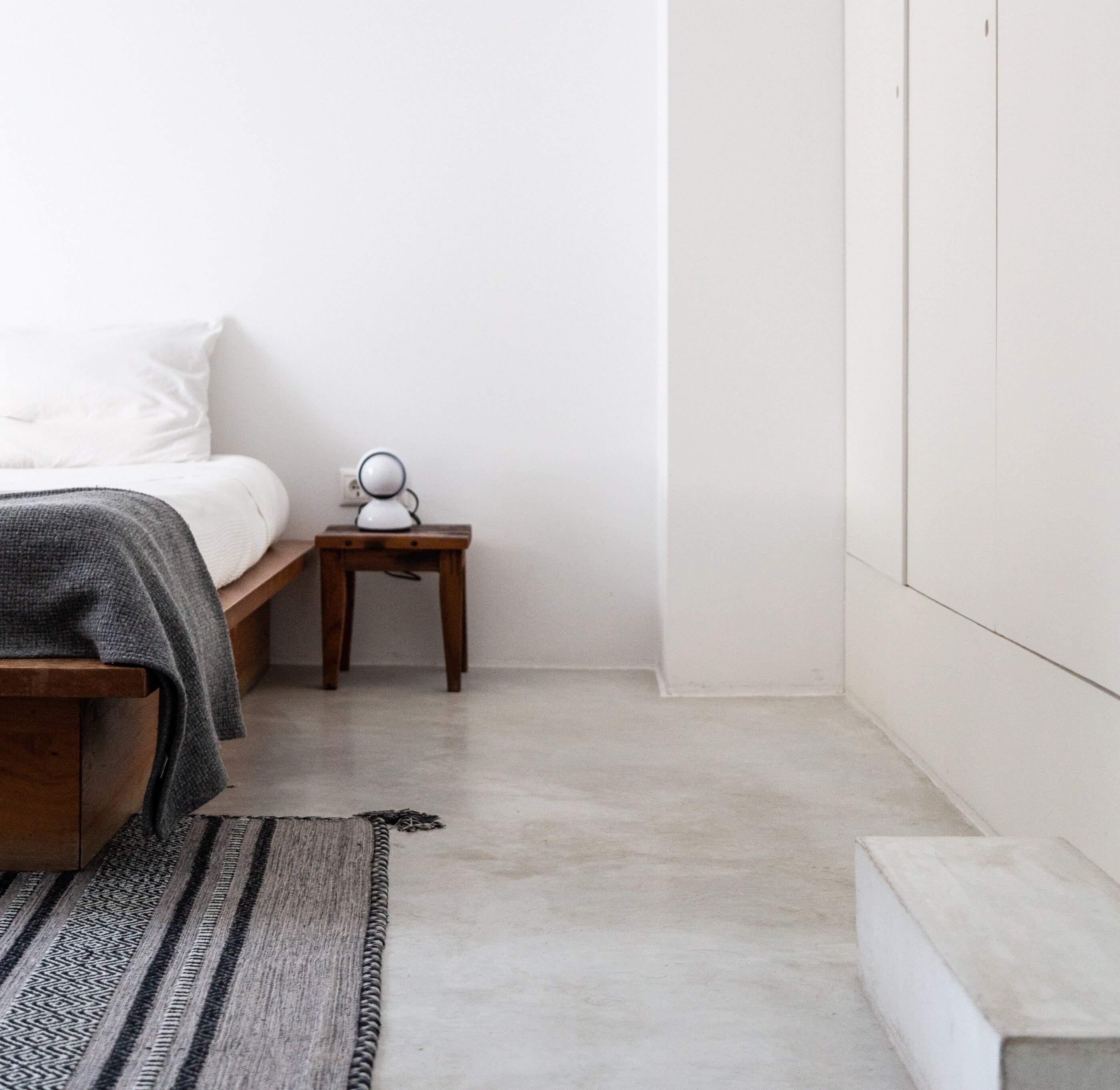 Ecke eines Bettes im Schlafzimmer