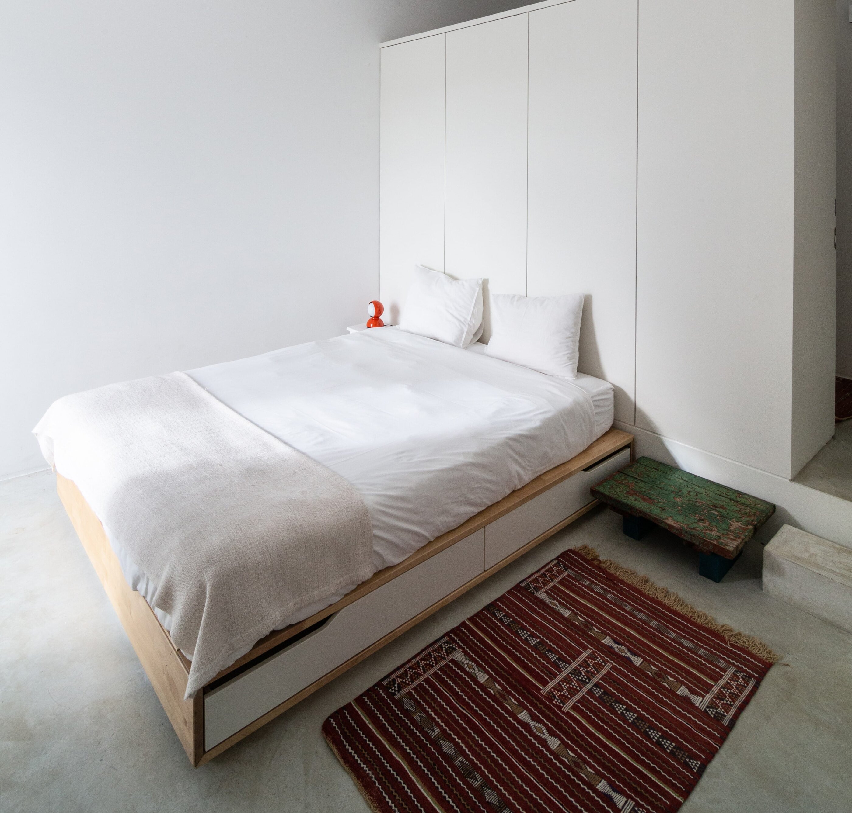 Schlafzimmer mit Bett und Teppich