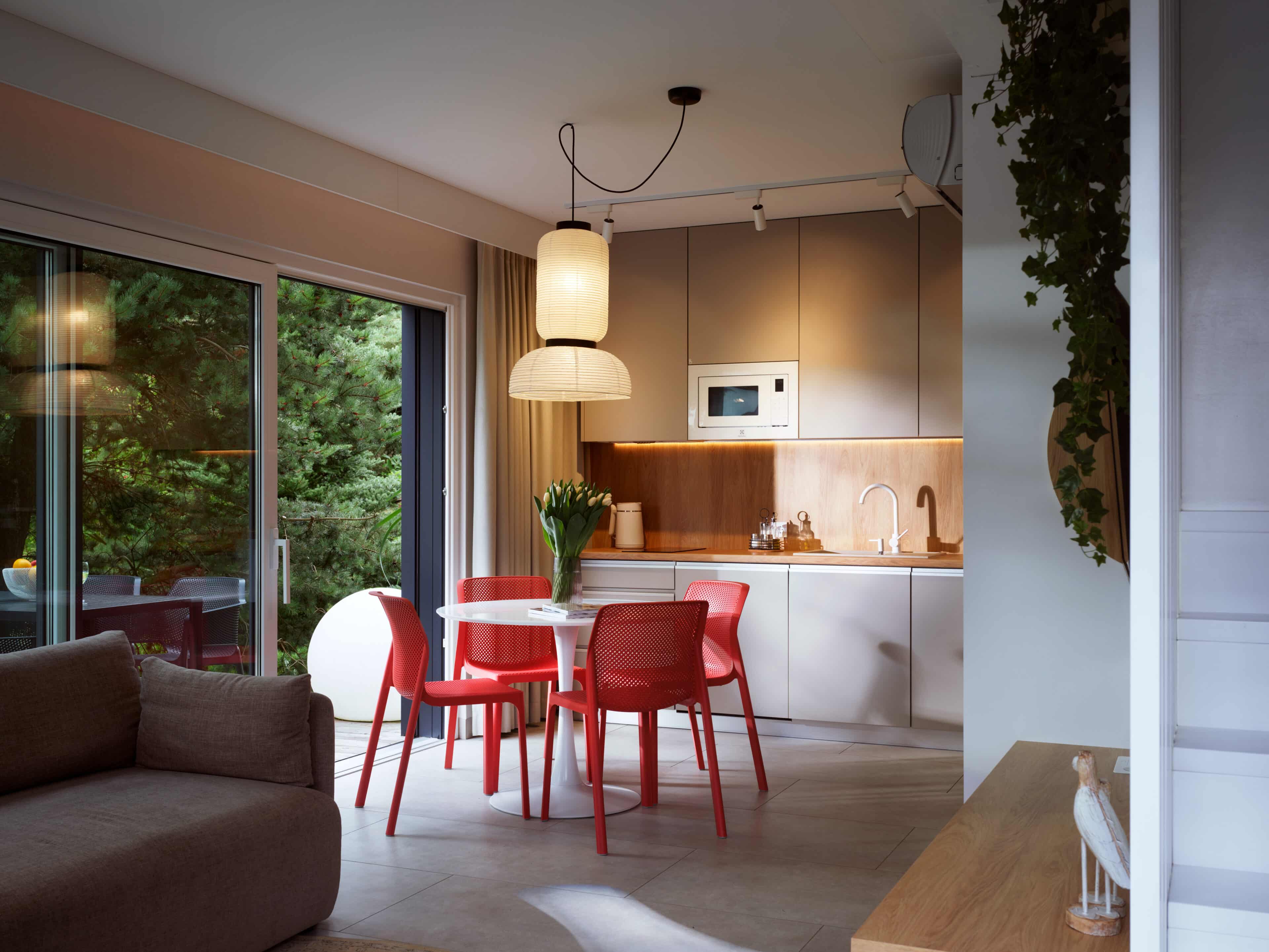 Küche mit Esstisch und roten Stühlen