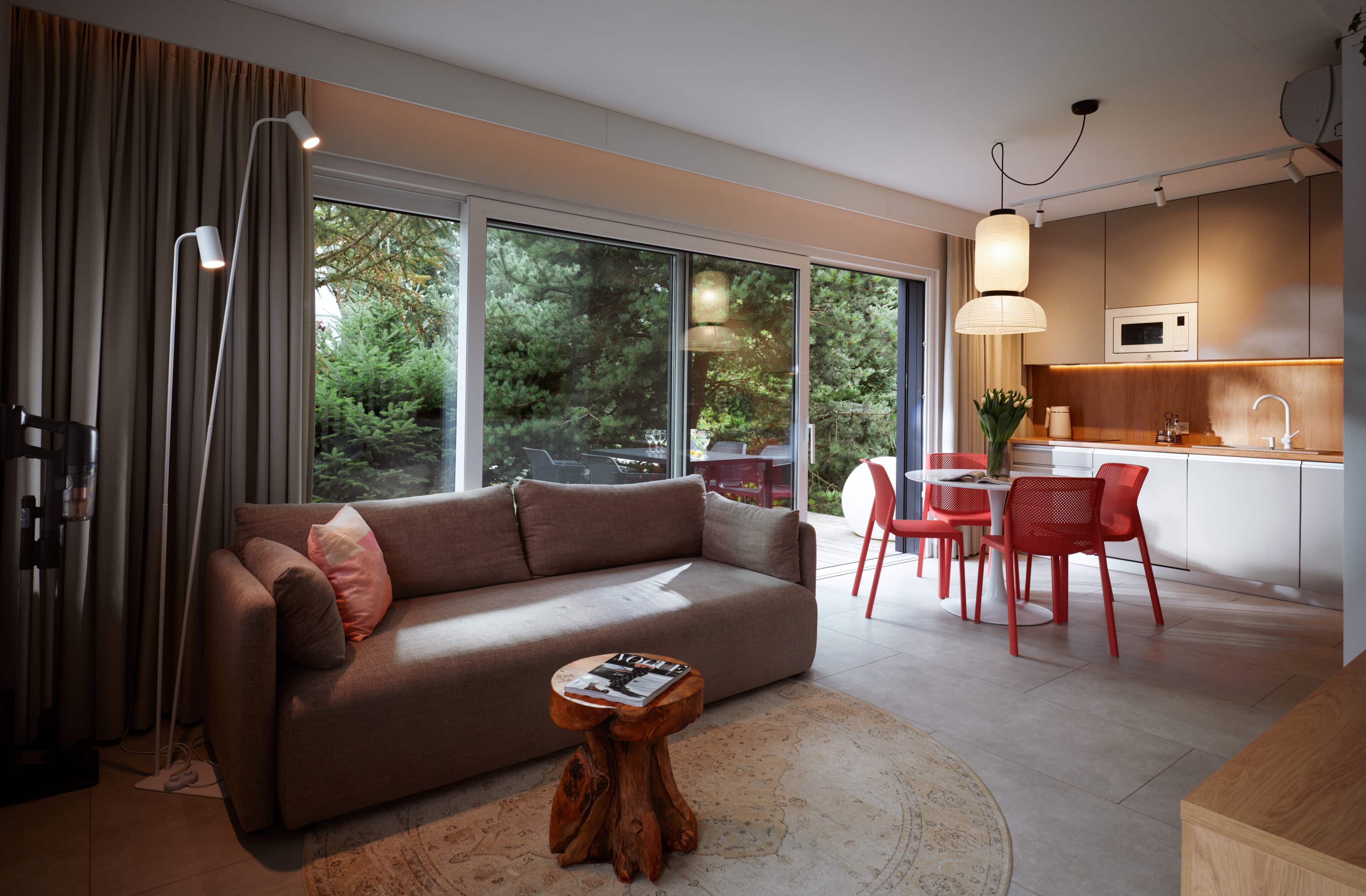 Wohn- und Esszimmer mit großem Sofa