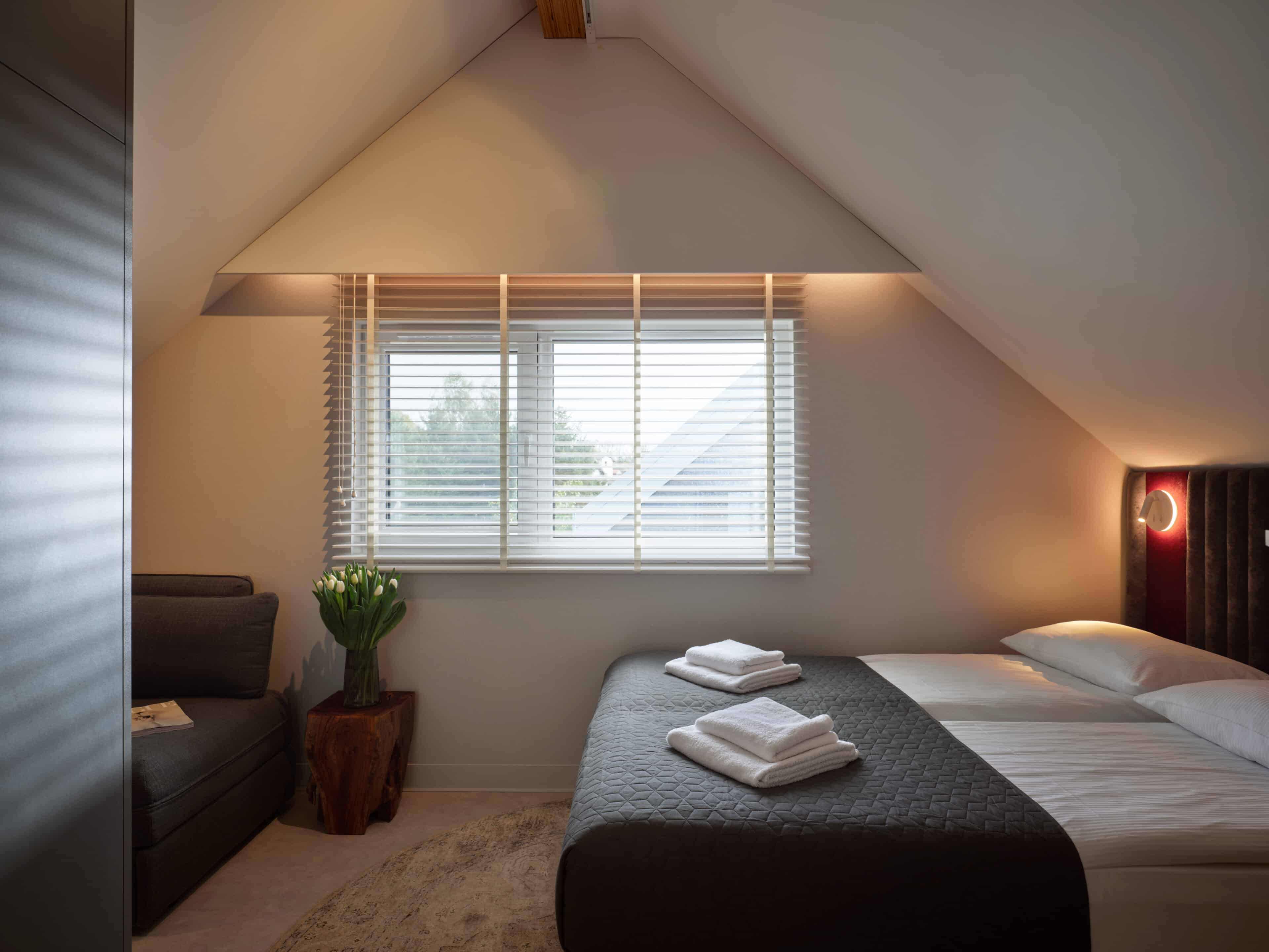 Schlafzimmer mit Doppelbett