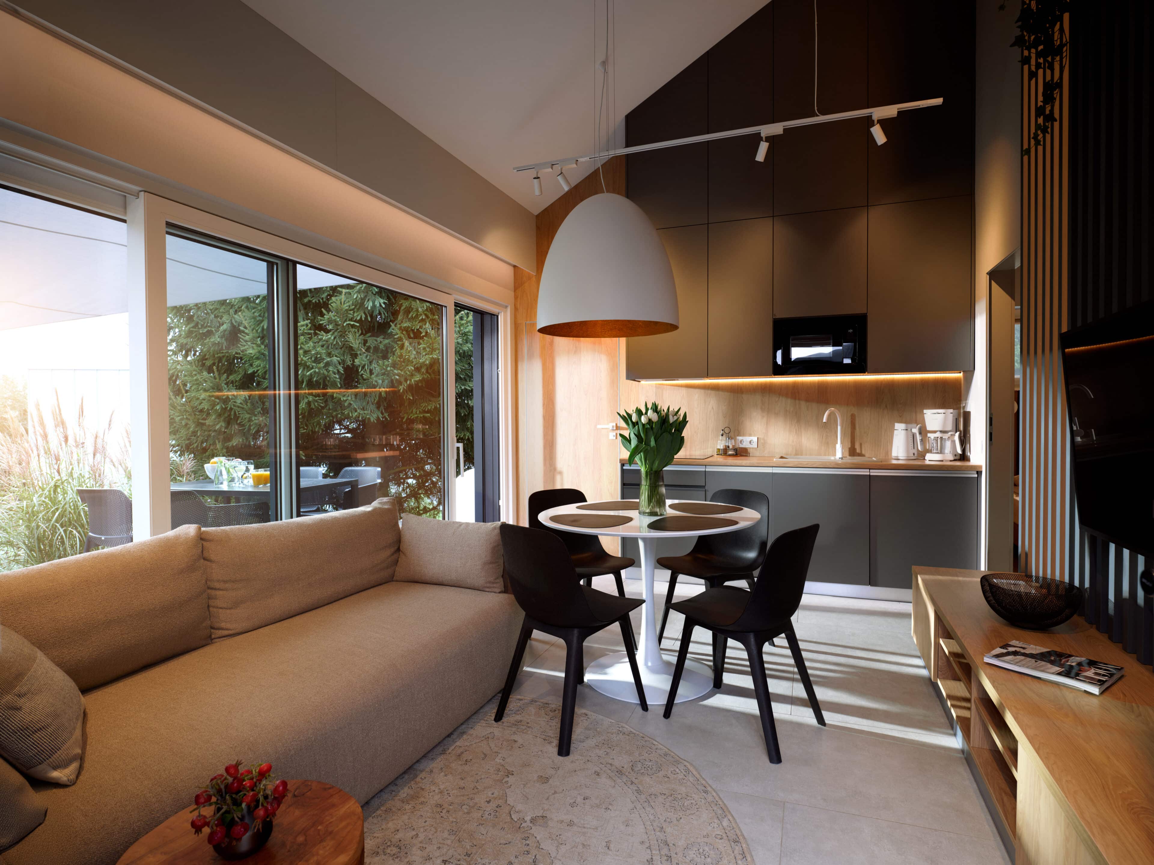 Wohn- und Esszimmer mit Sofa und Esstisch