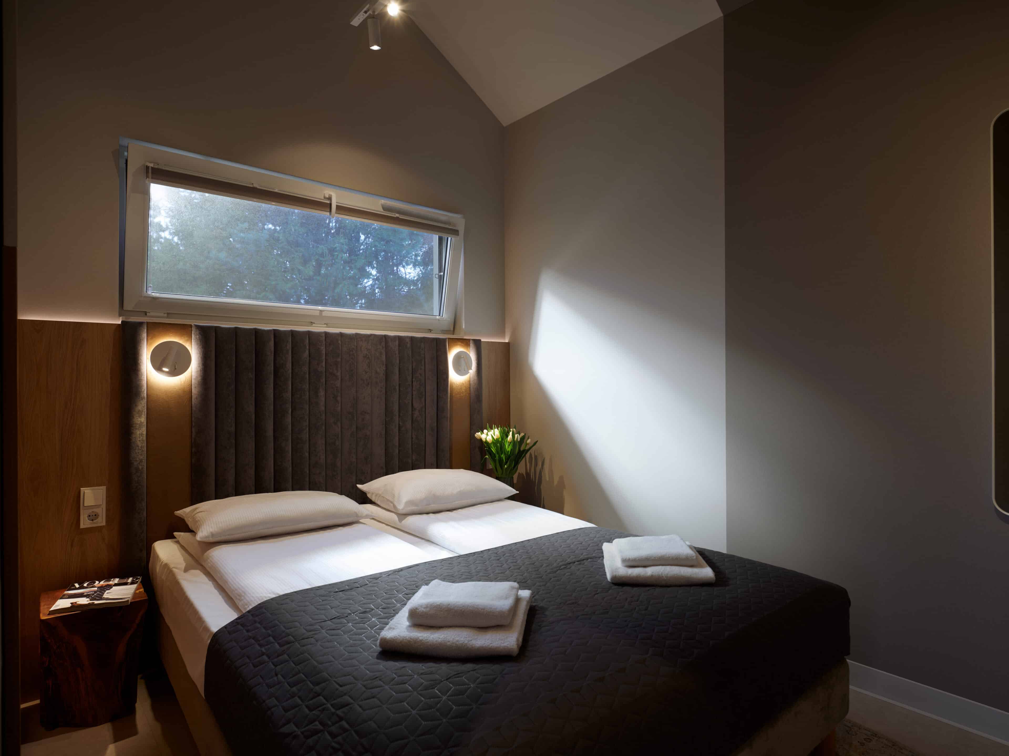 Doppelbett und Oberlicht