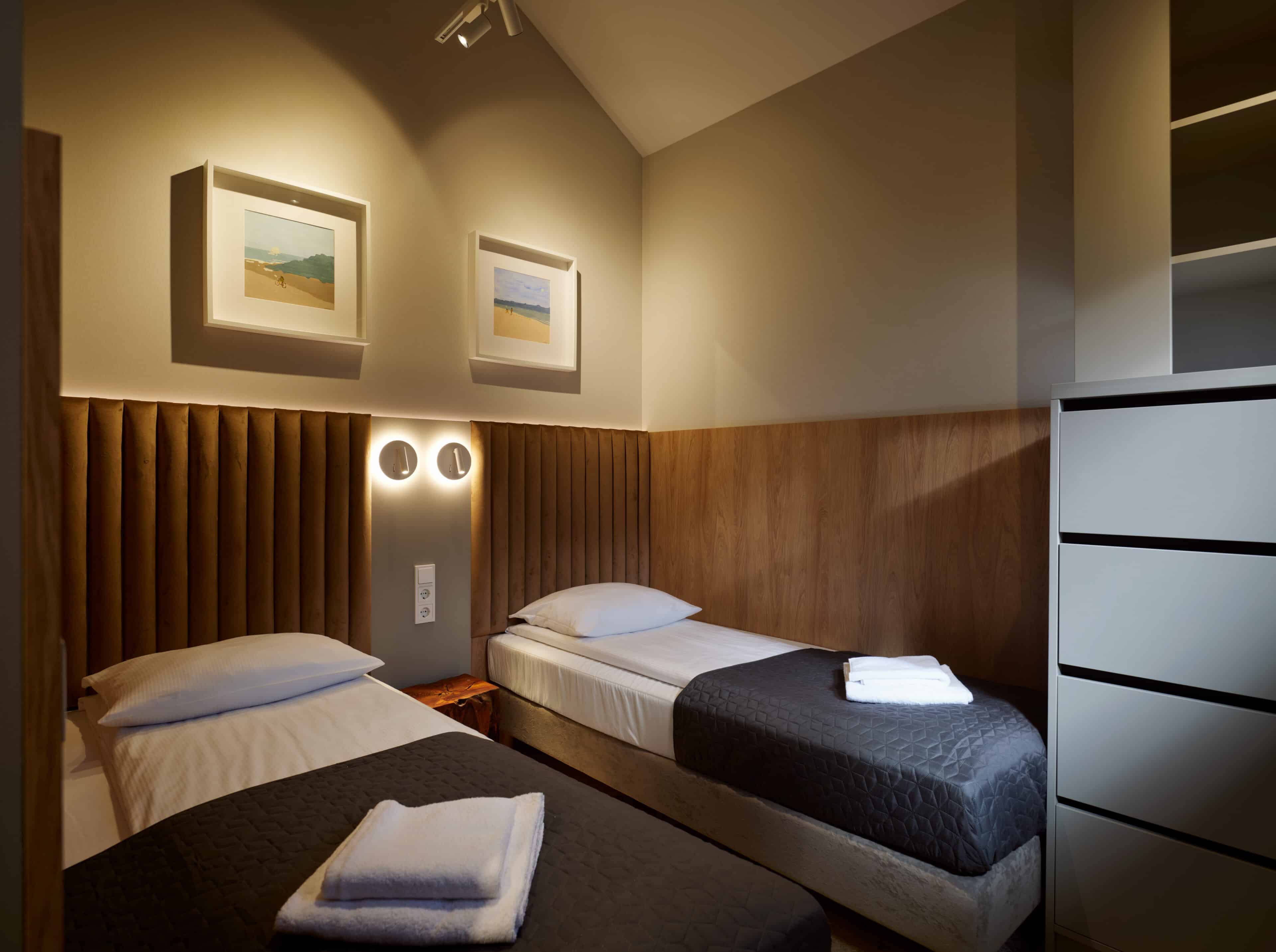 Schlafzimmer mit zwei Einzelbetten