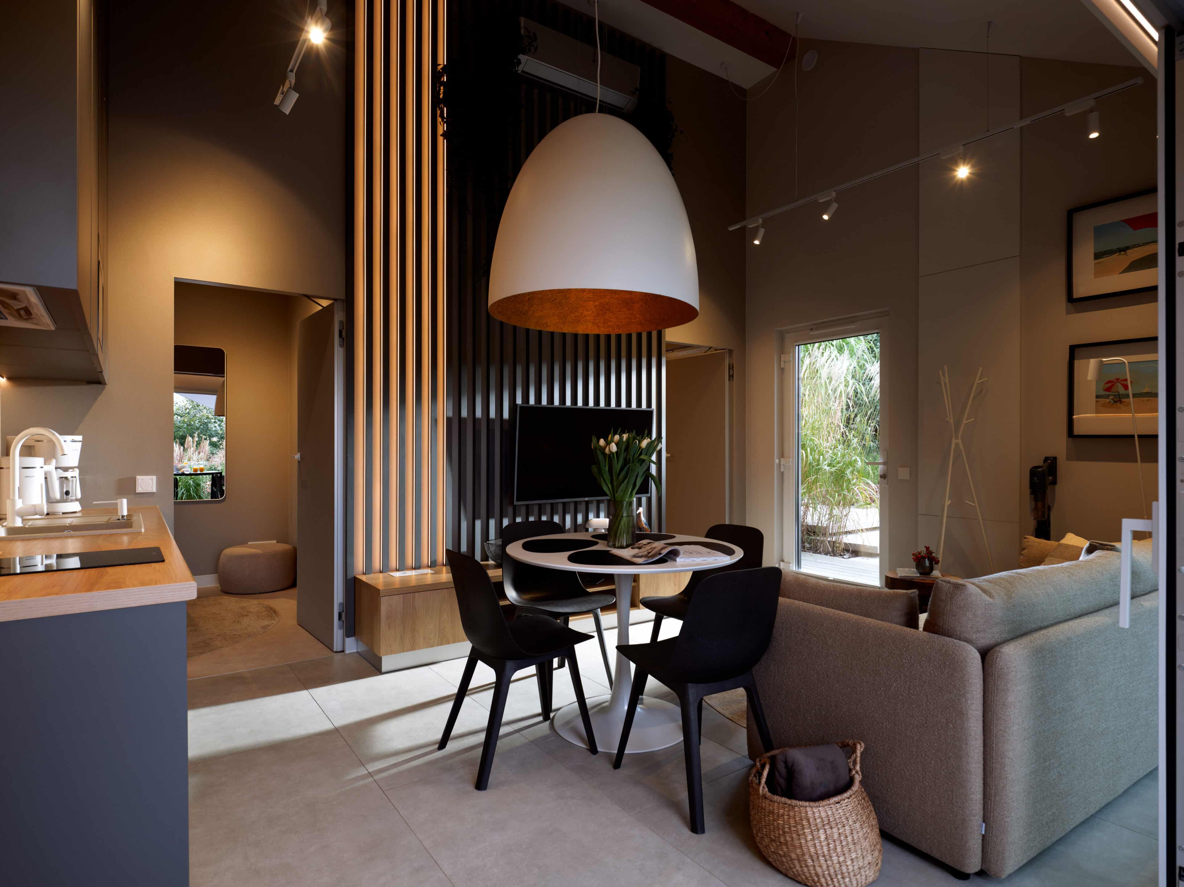 Wohn- und Esszimmer mit Esstisch, Sofa und großer Lampe