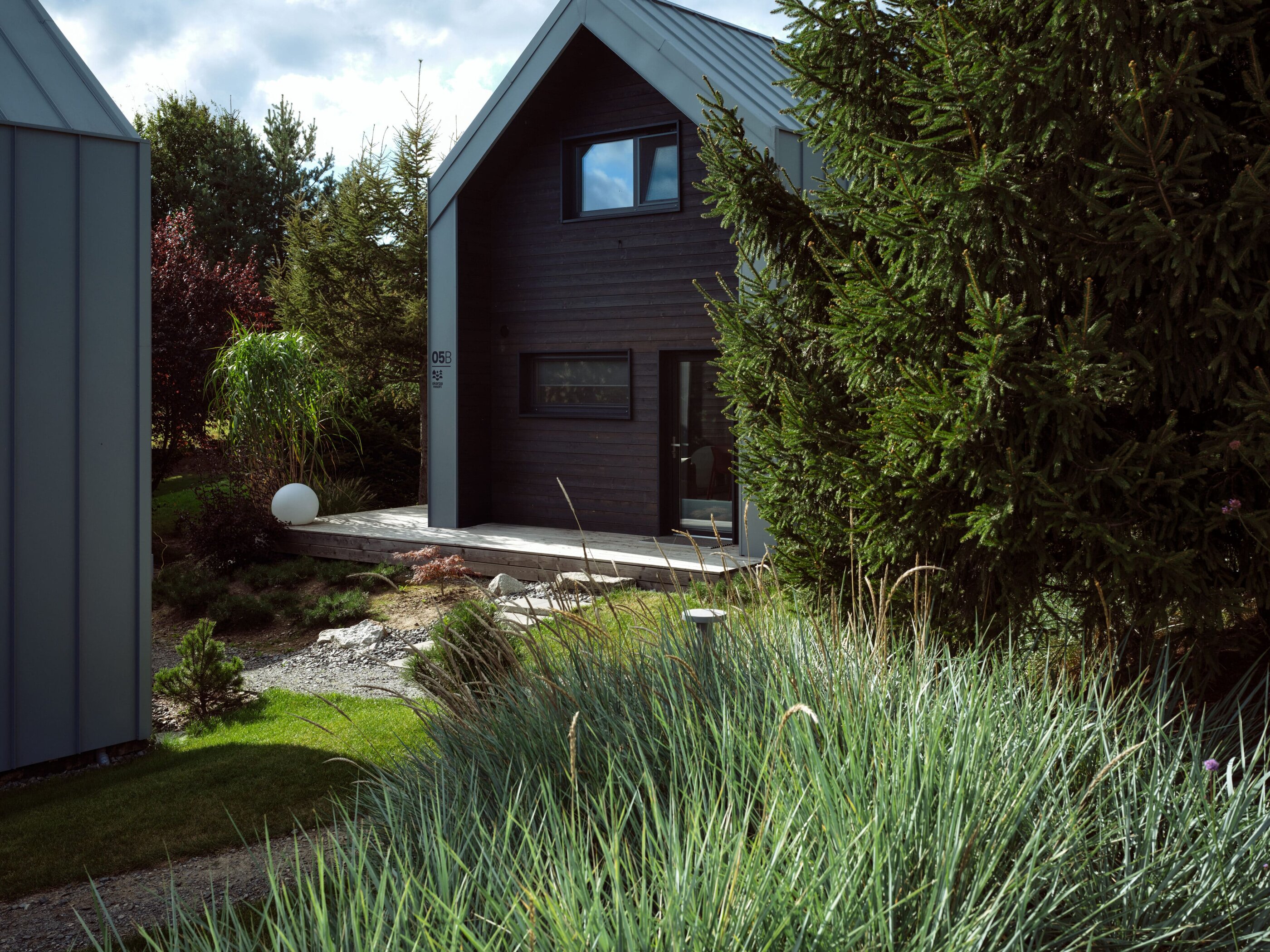 Fassade aus schwarzem Holz im Garten mit Dünengras