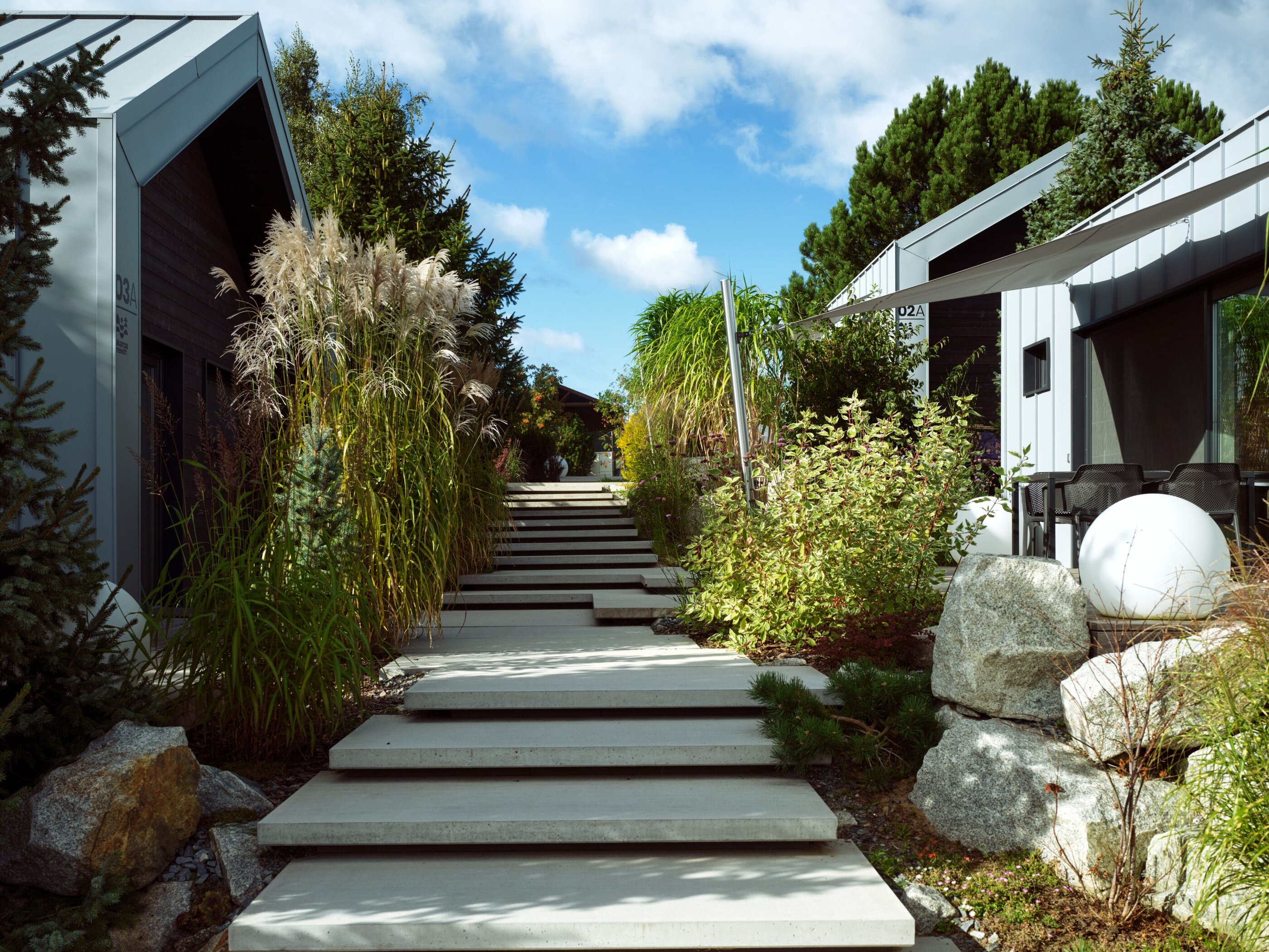 Weg zwischen den Häusern des Resorts