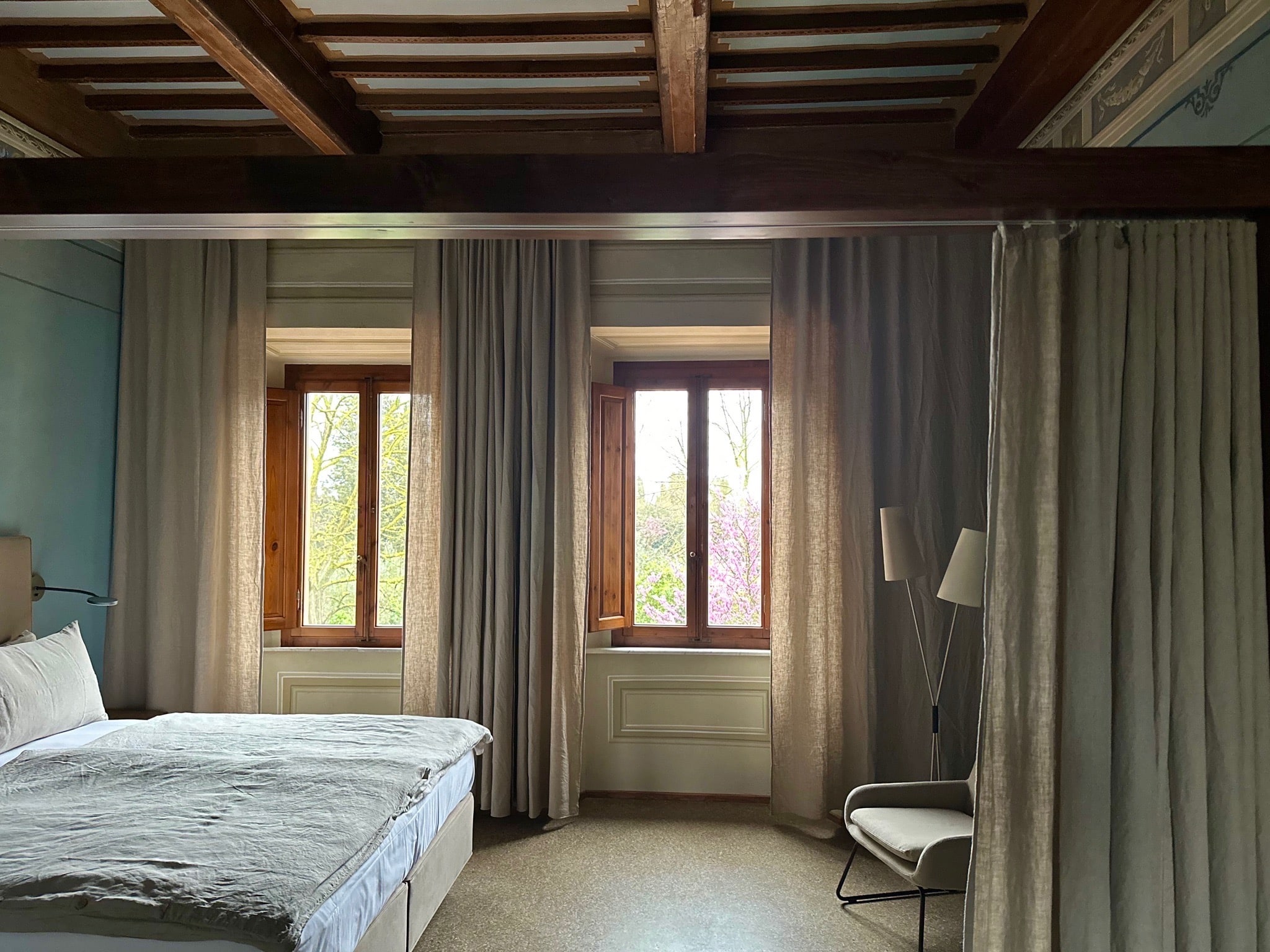 Schlafzimmer mit zwei großen Fenstern