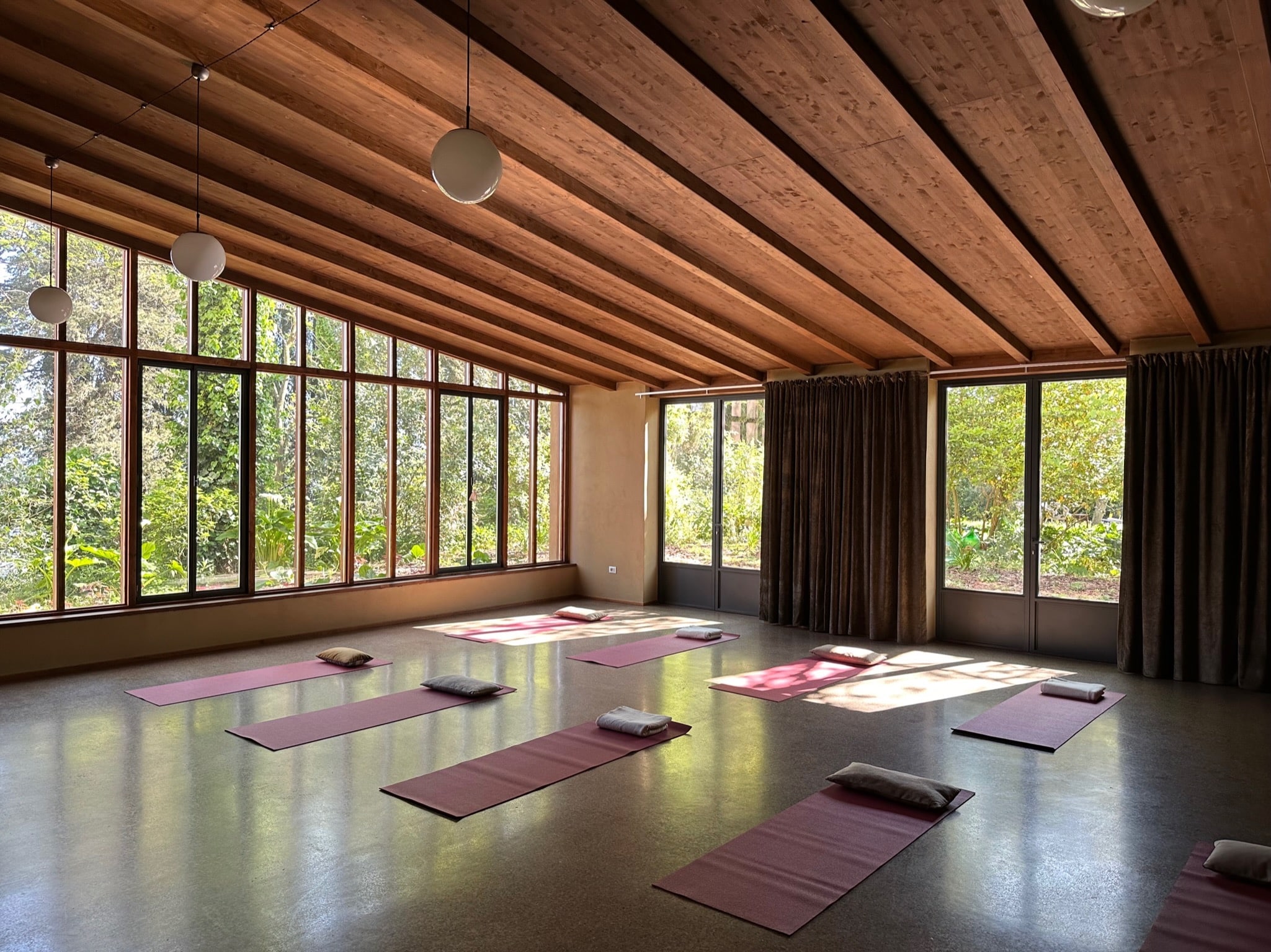 Saal mit Yogamatten im Palazzo