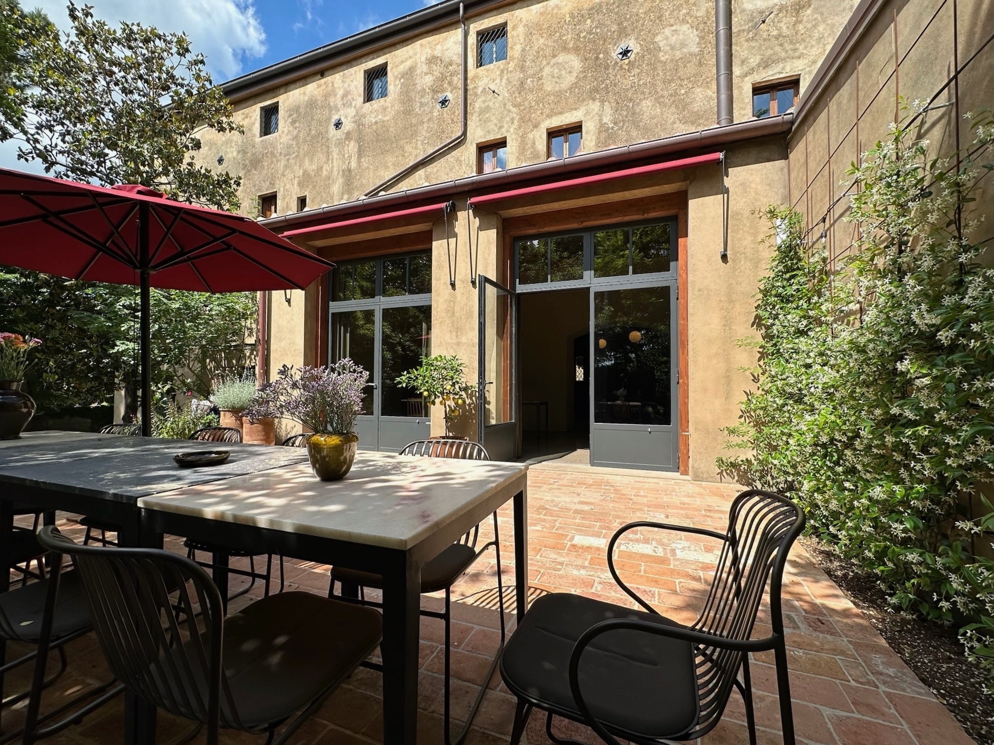 Tisch im Innenhof des Palazzo