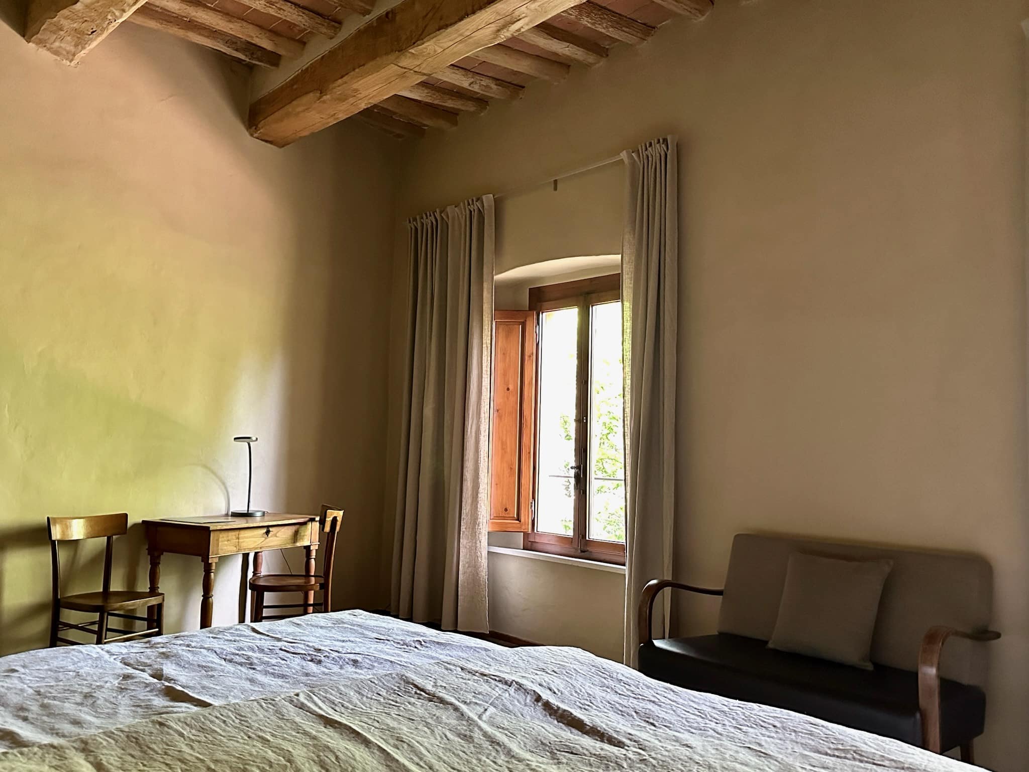 Schlafzimmer mit Fenster im Palazzo