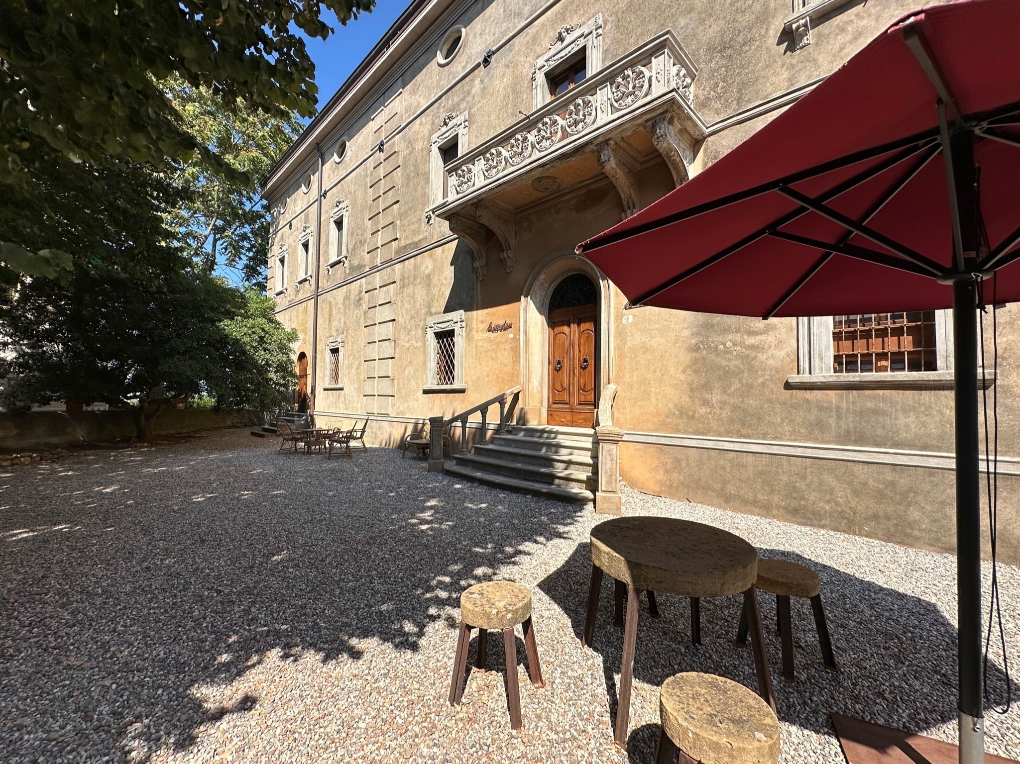 Haus mit Vorplatz des Palazzo