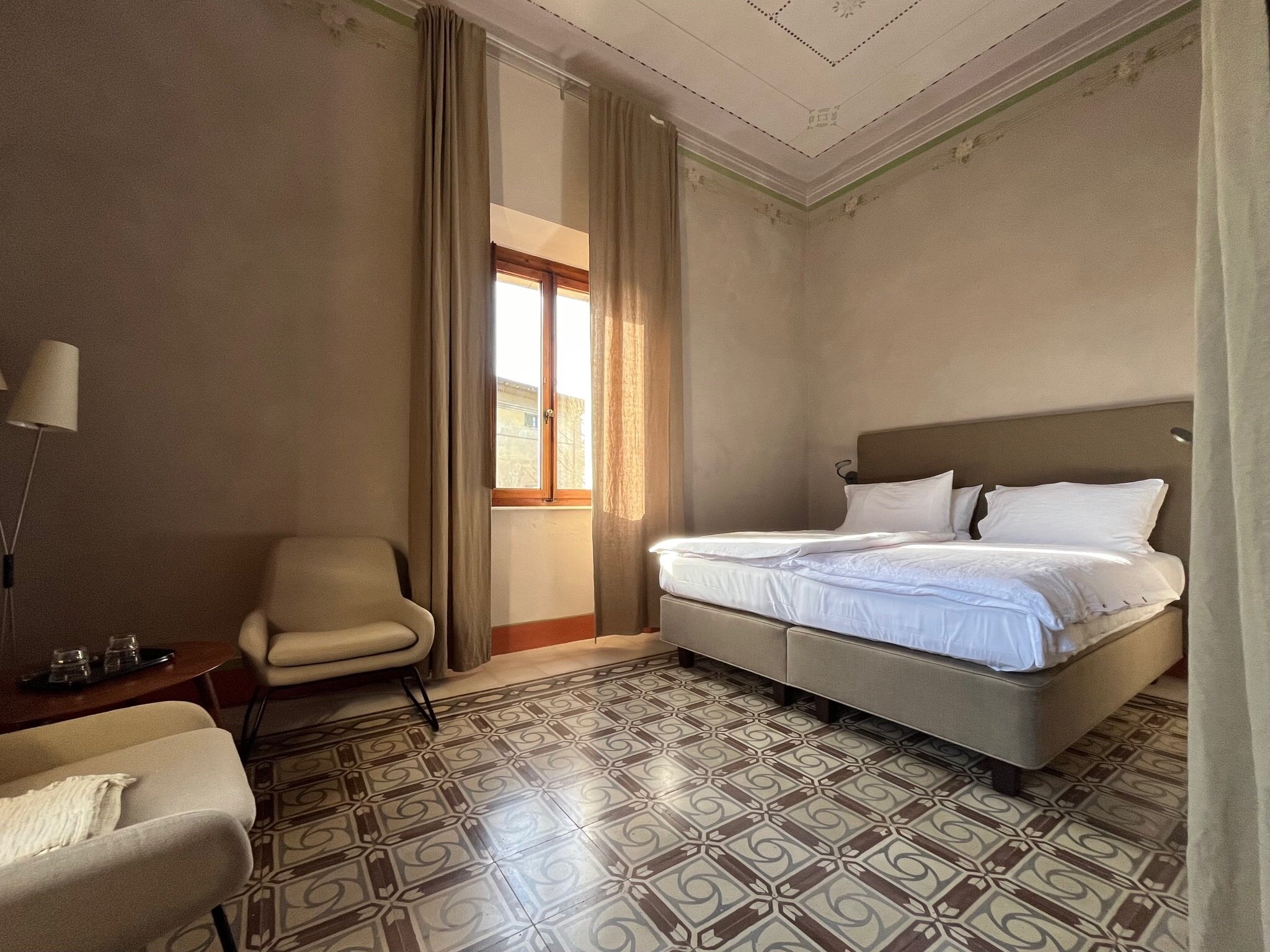 Schlafzimmer mit Doppelbett, antike Fliesen