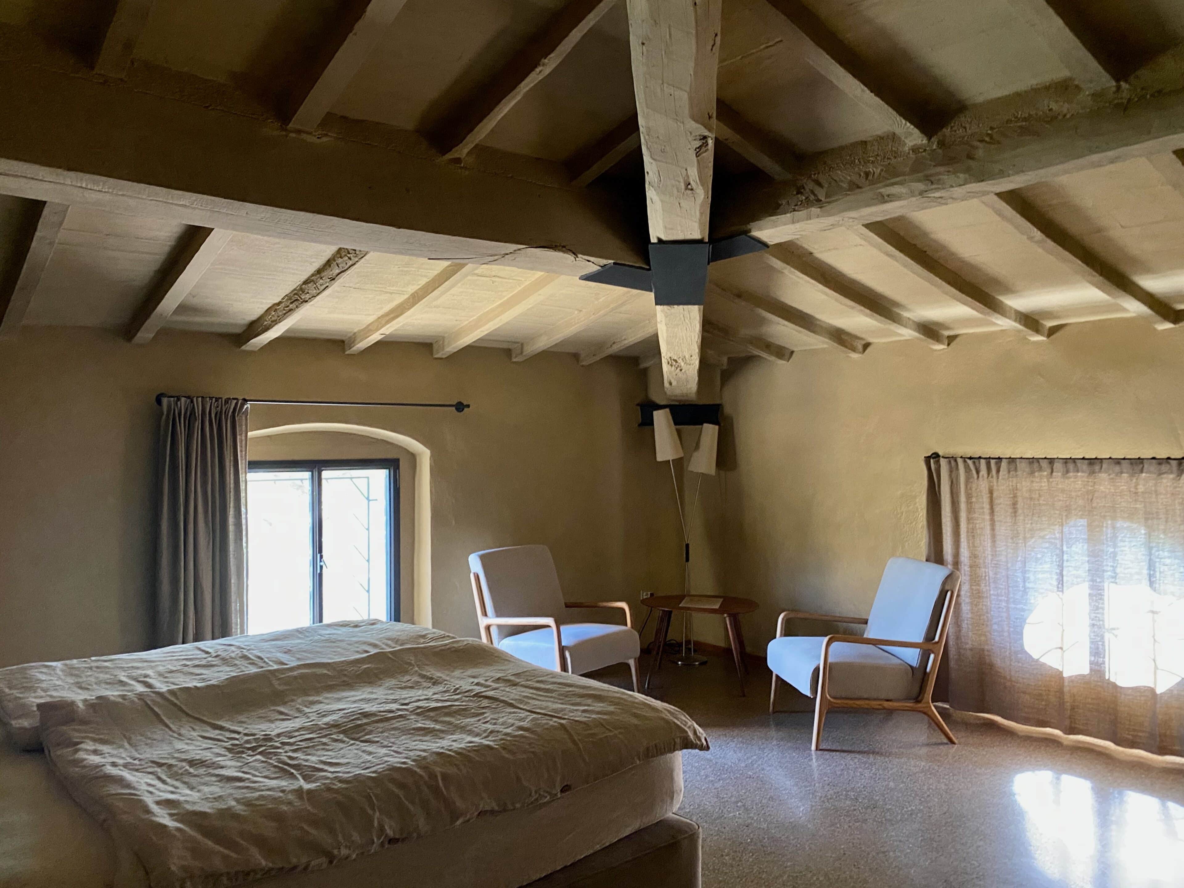 Schlafzimmer mit Doppelbett im Palazzo