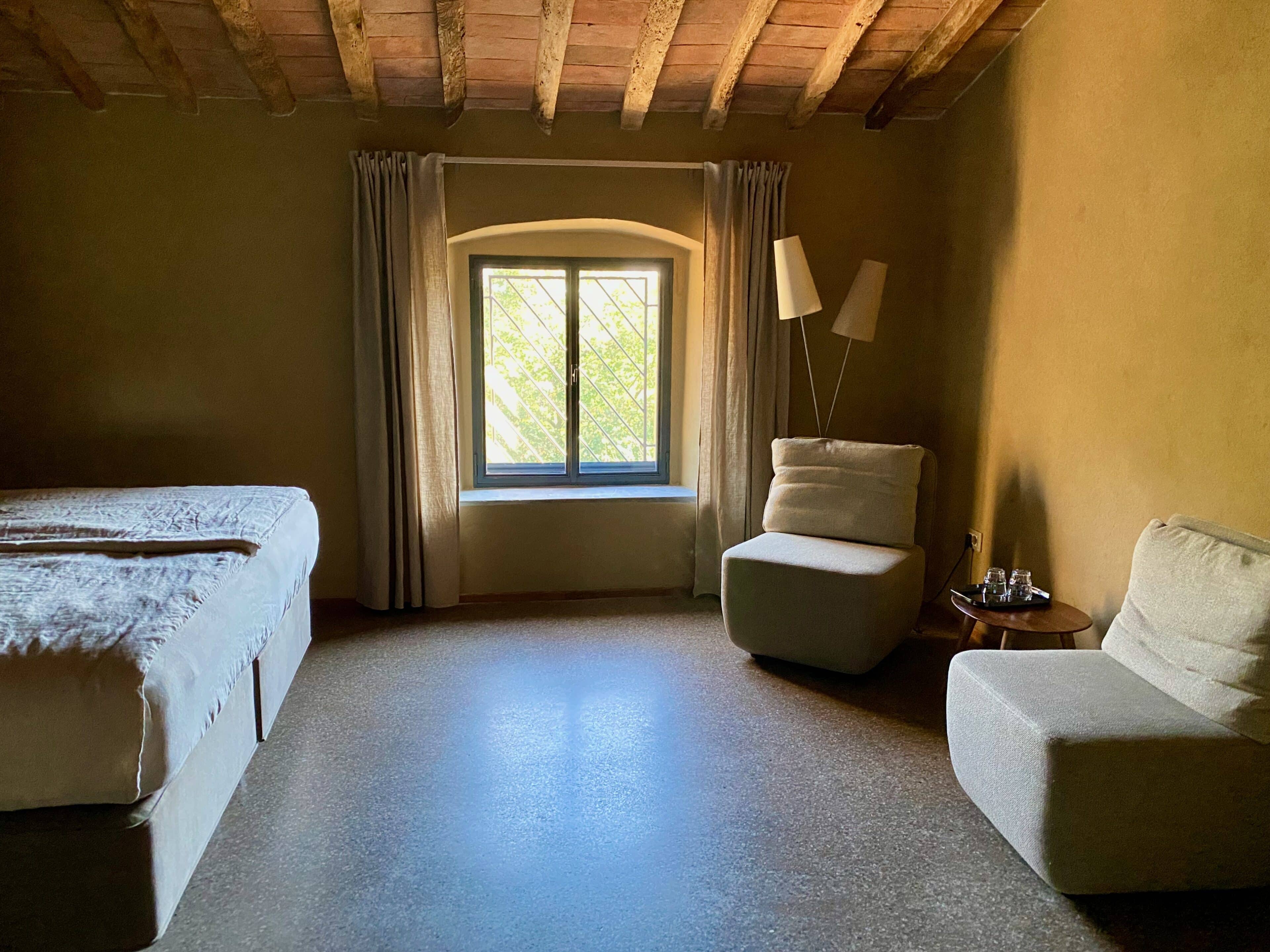 Schlafzimmer mit Fenster im Palazzo