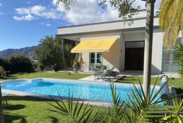 Aussenansicht Villa, Terrasse und Pool