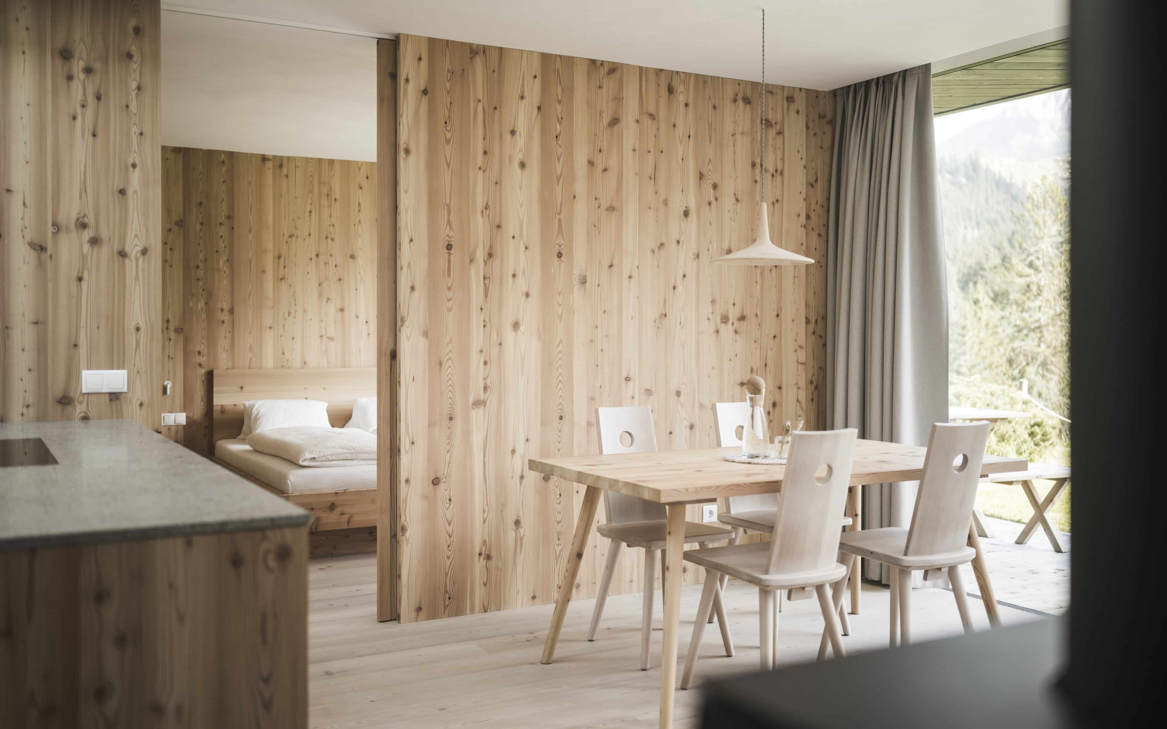 Küche mit Esstisch und -stuhlen