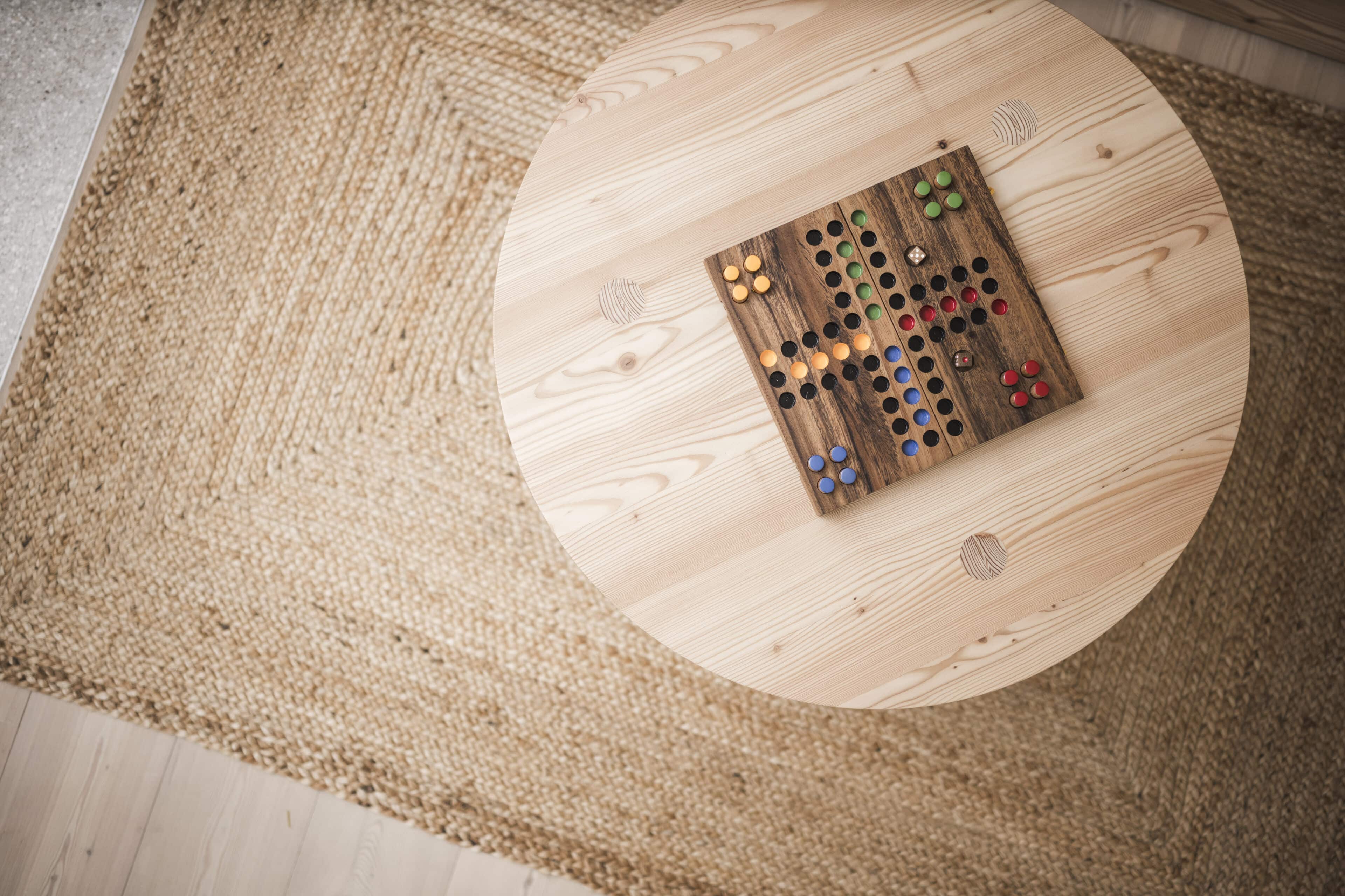 Holzspielzeug auf einem Holztisch