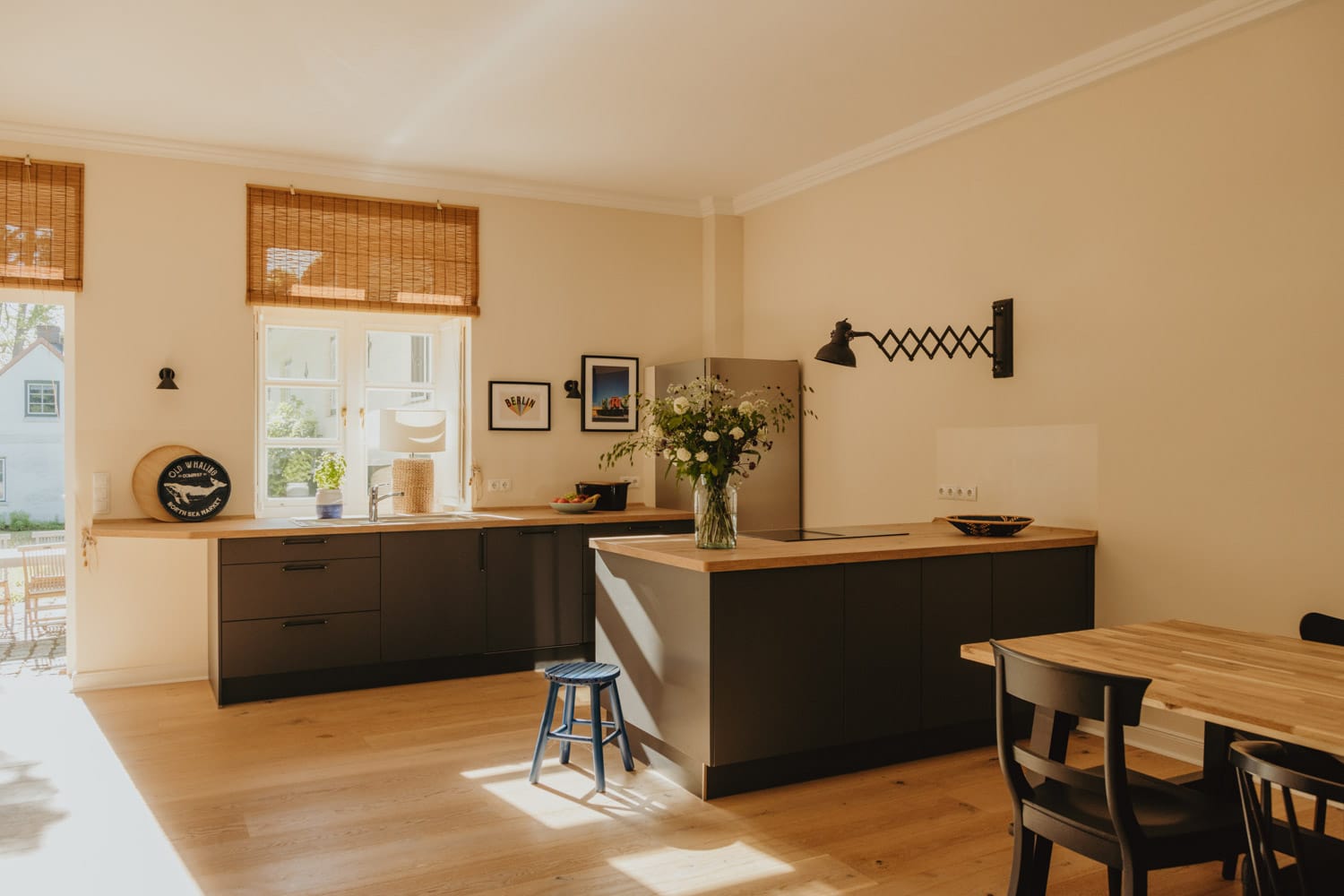 Großzügige Küche mit Arbeitsblock