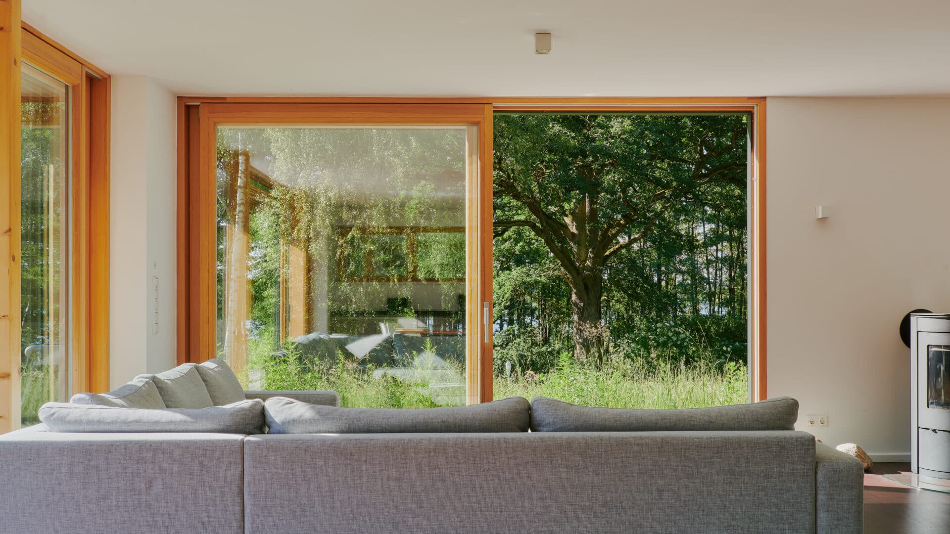 Blick aus dem Wohnzimmer in den Garten und Wald