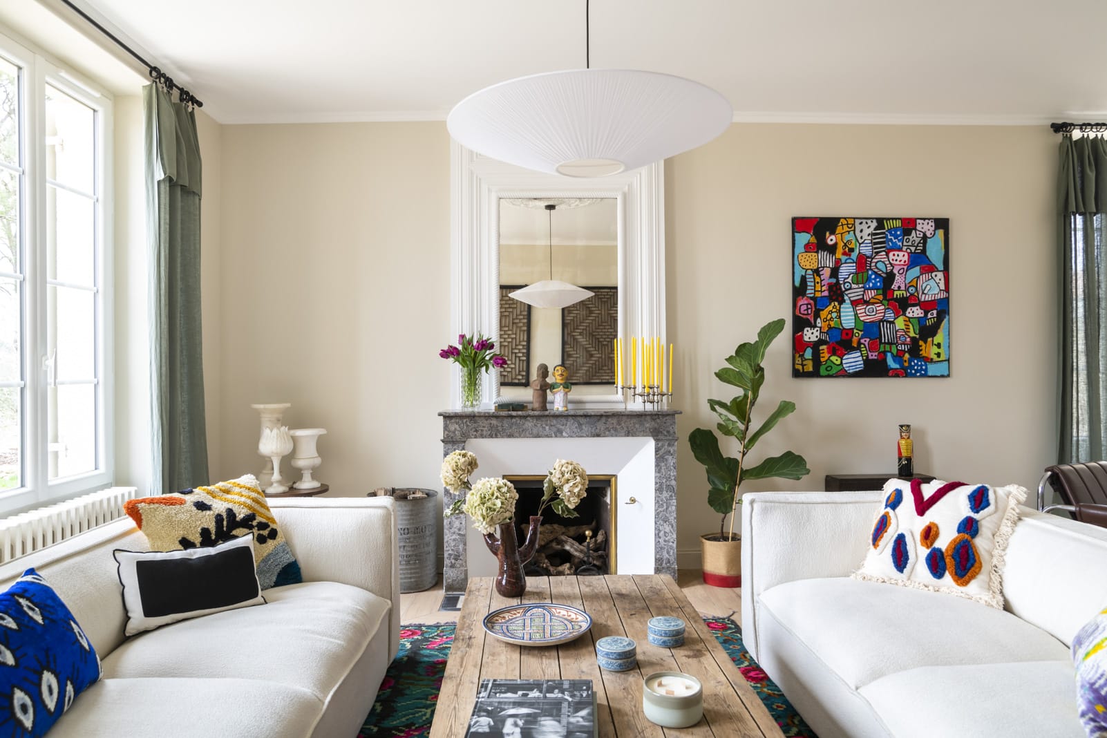 Wohnzimmer mit Kamin und Sofas