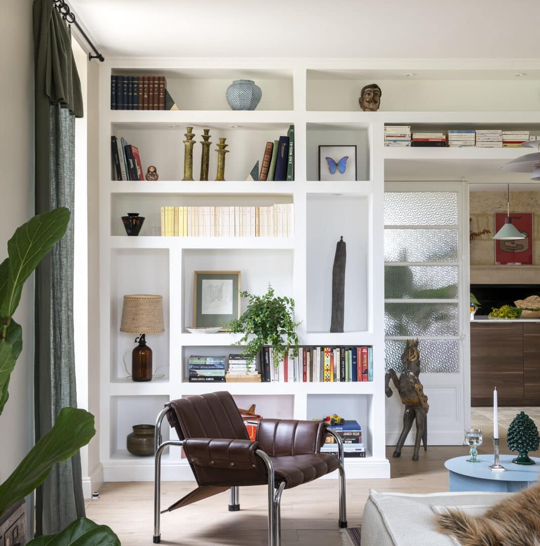 Wohnzimmer mit Regal, Sessel