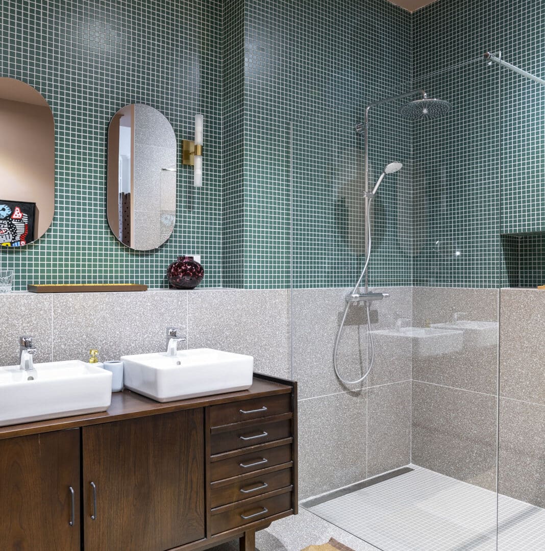 Badezimmer mit grünen Fliesen, Dusche und Waschbecken