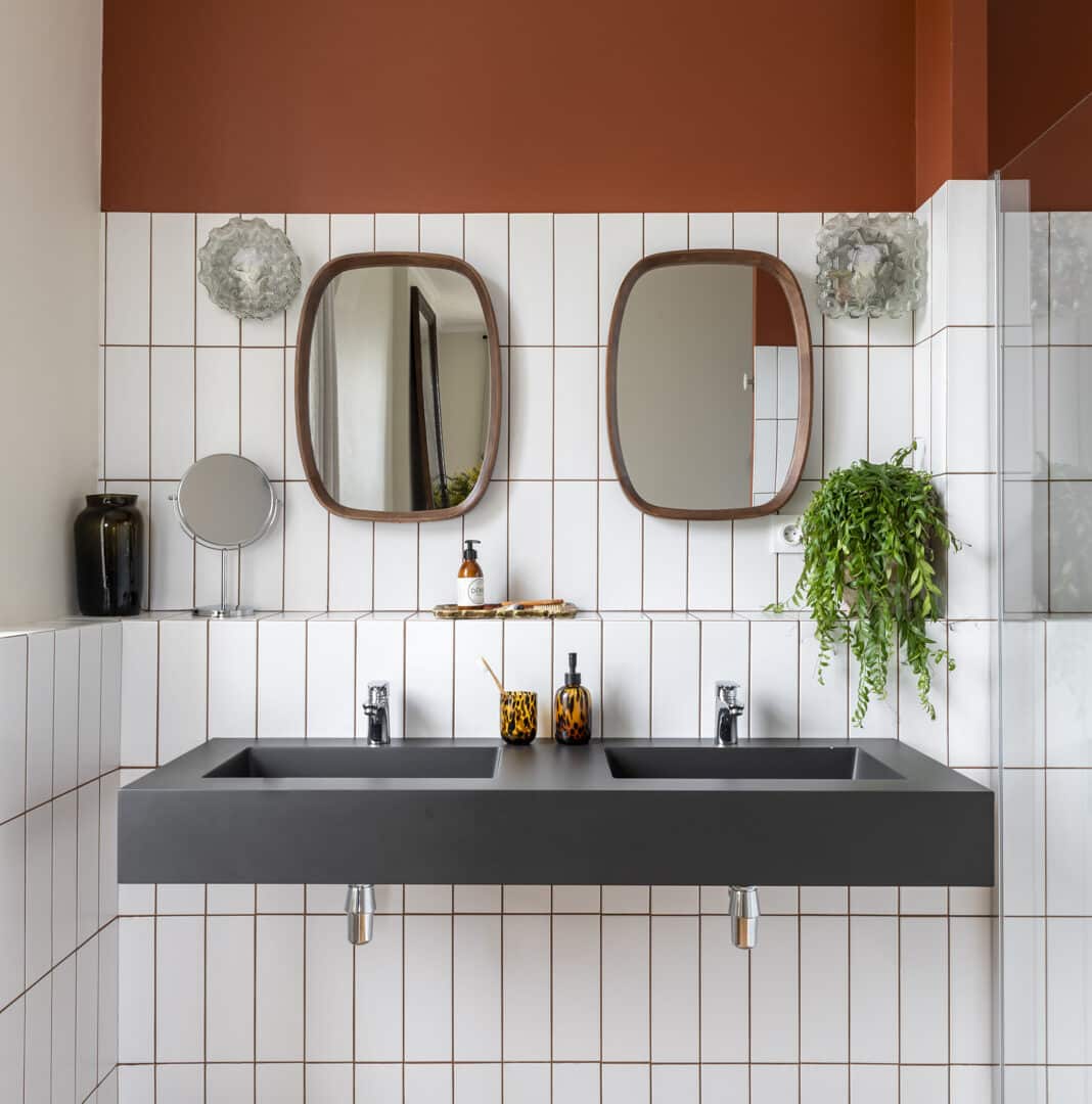 Badezimmer mit zwei Waschbecken und Spiegeln