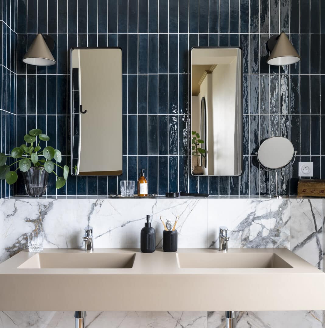 Badezimmer mit zwei Waschbecken, Marmor und dunkelgrüne Fliesen