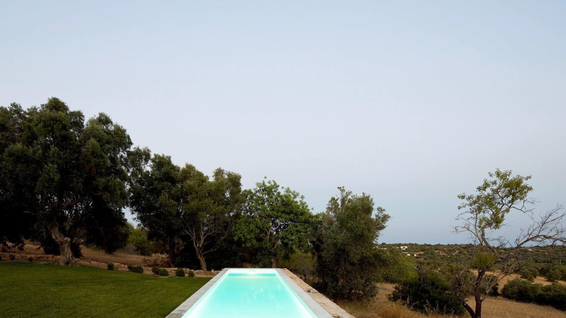 Beleuchteter Pool in der Landschaft