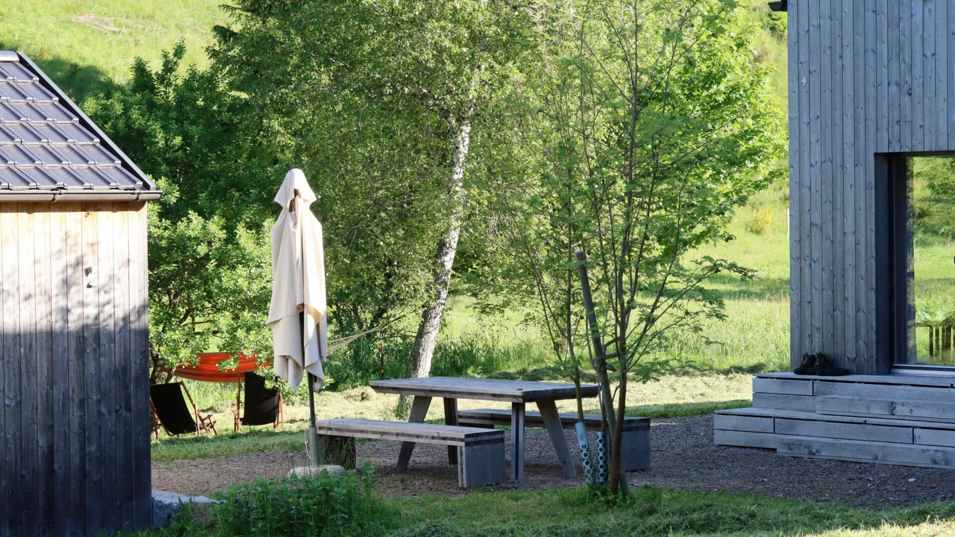 Terrasse mit Sitzbänken auf dem Seilerhansenhof