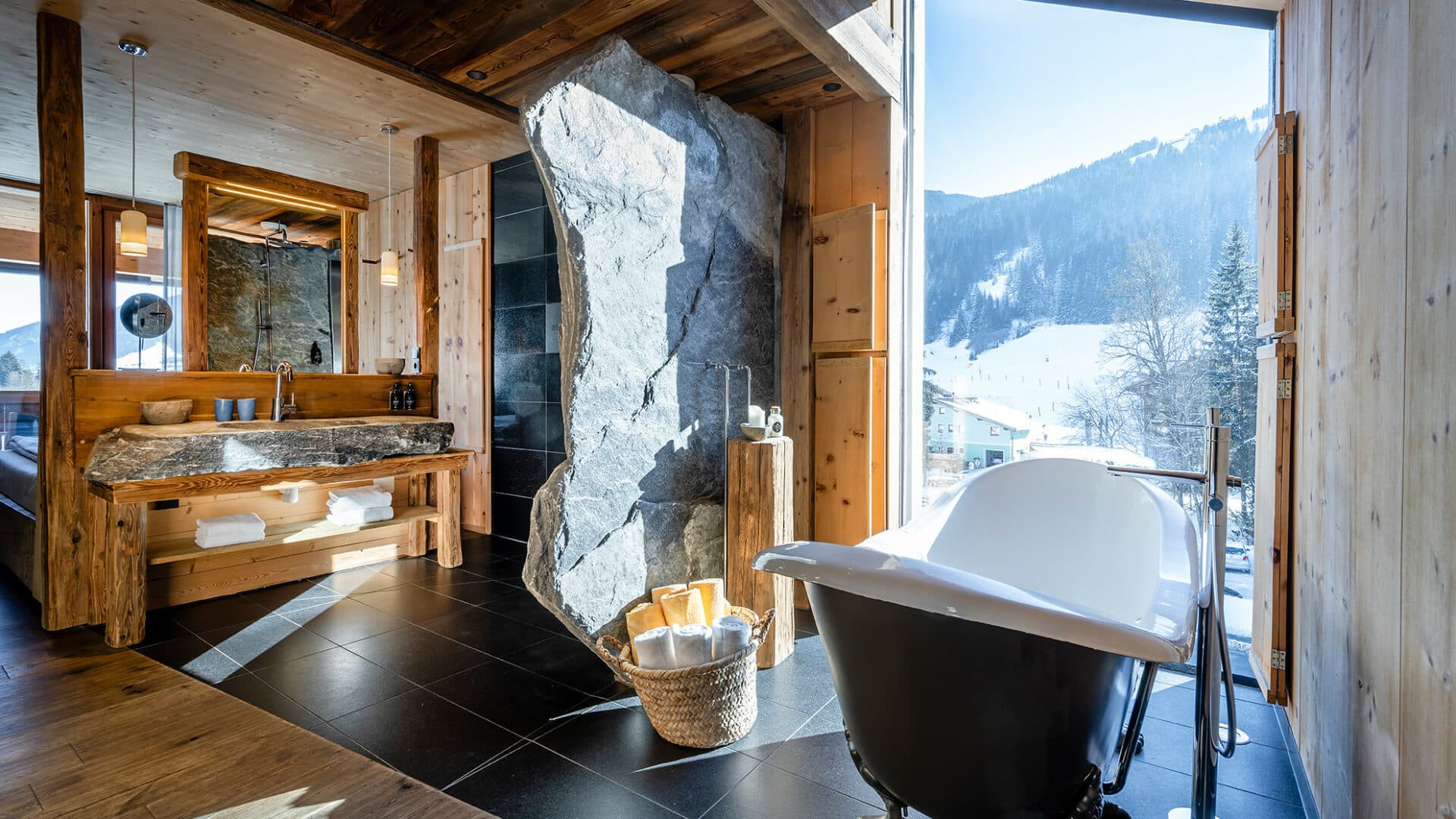 Badezimmer mit Bergblick im Hotel Mama Thresl